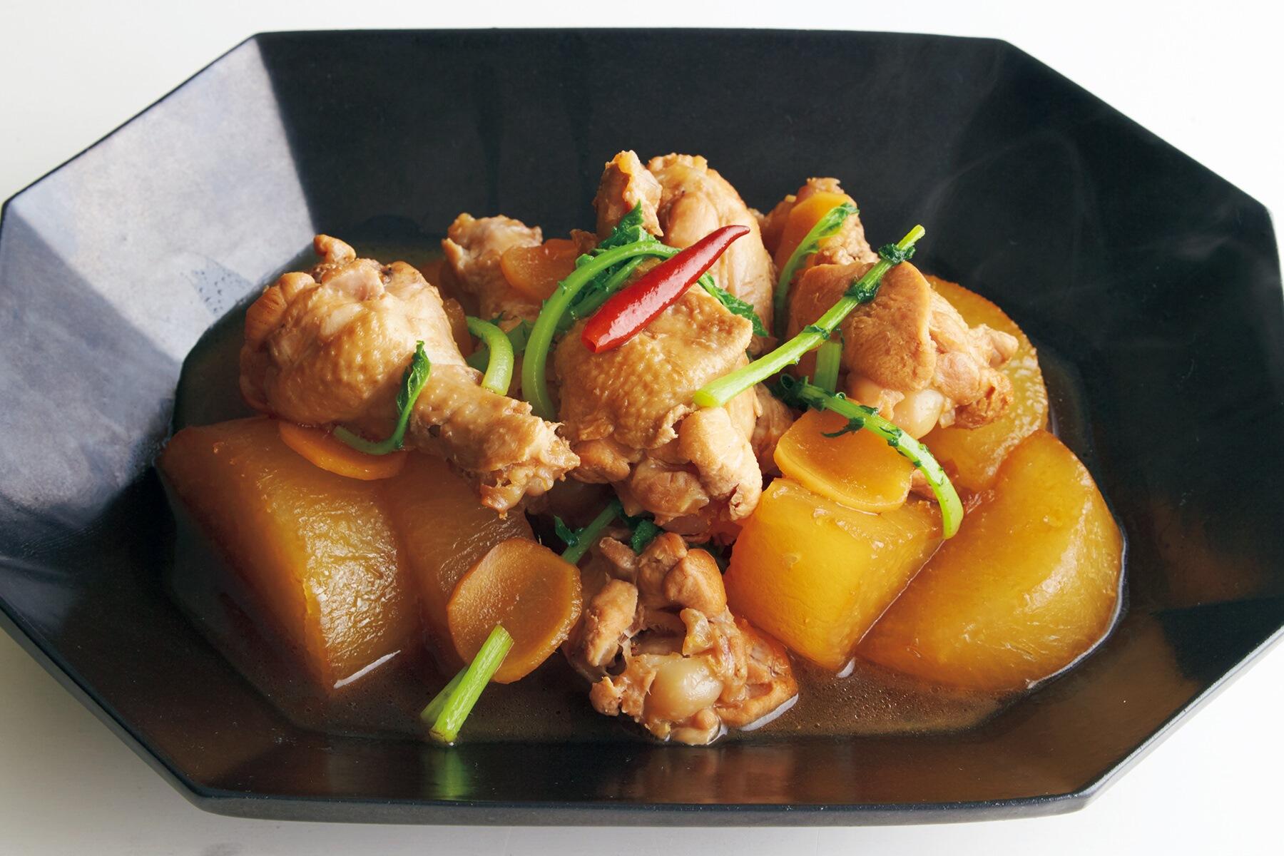 肉を焼きつけて煮るだけ！“大根と鶏手羽の煮物”