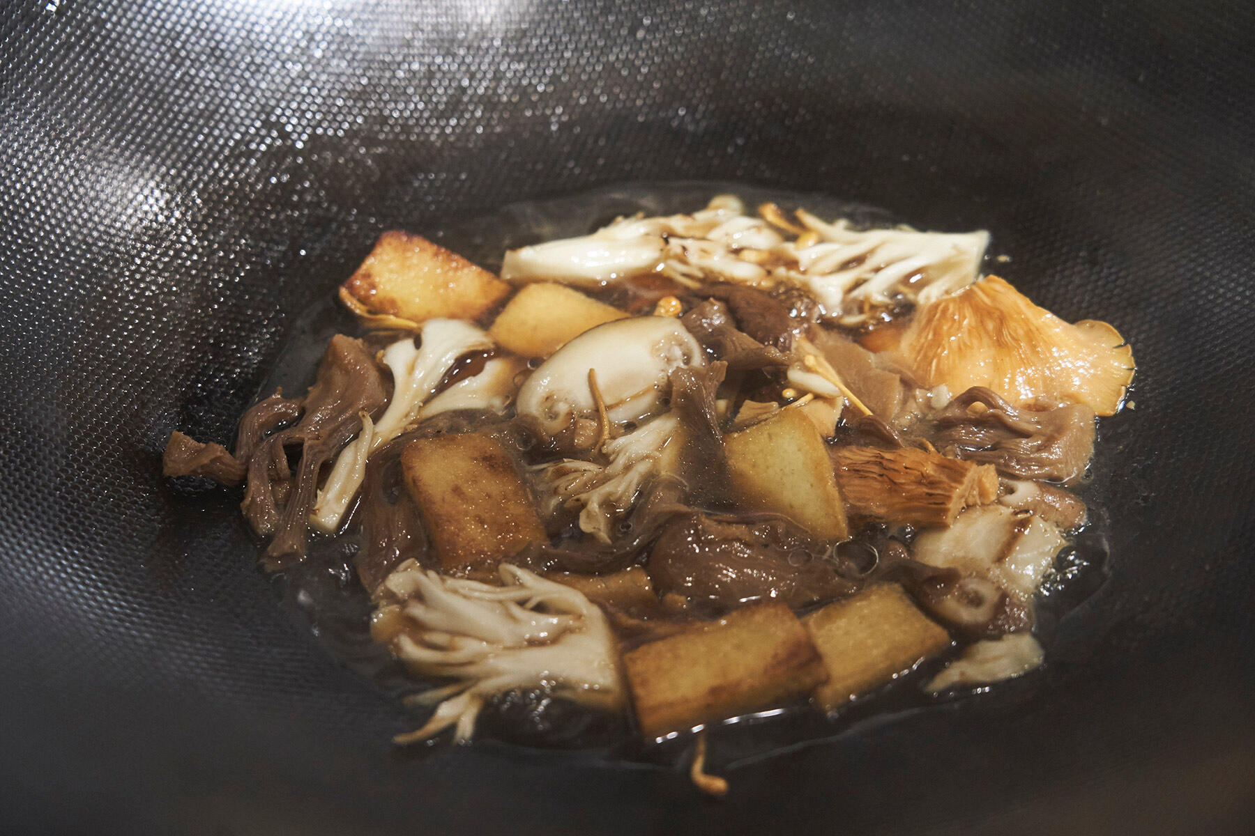 さまざまなきのこと豆腐干の鶏油風味スープ煮