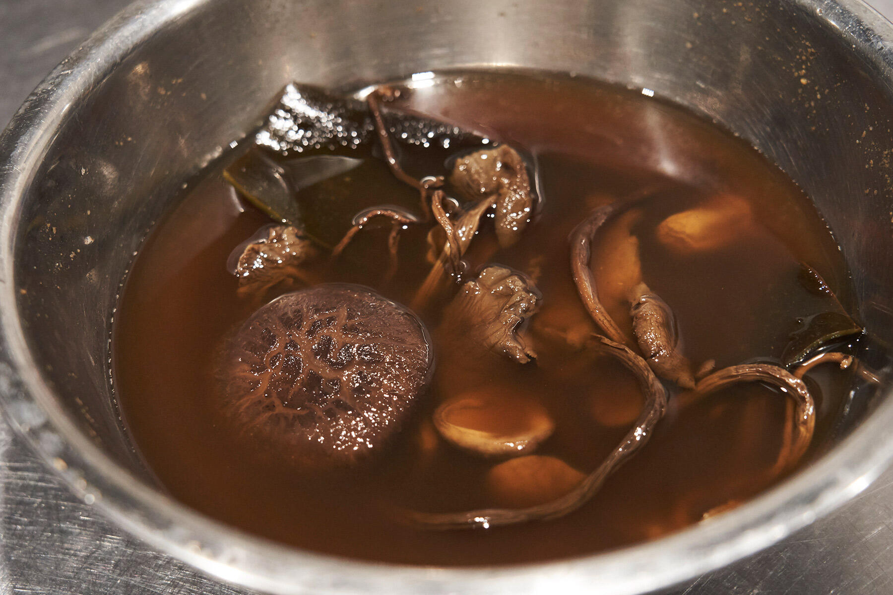 きのこの旨味を抽出してスープベースを用意する