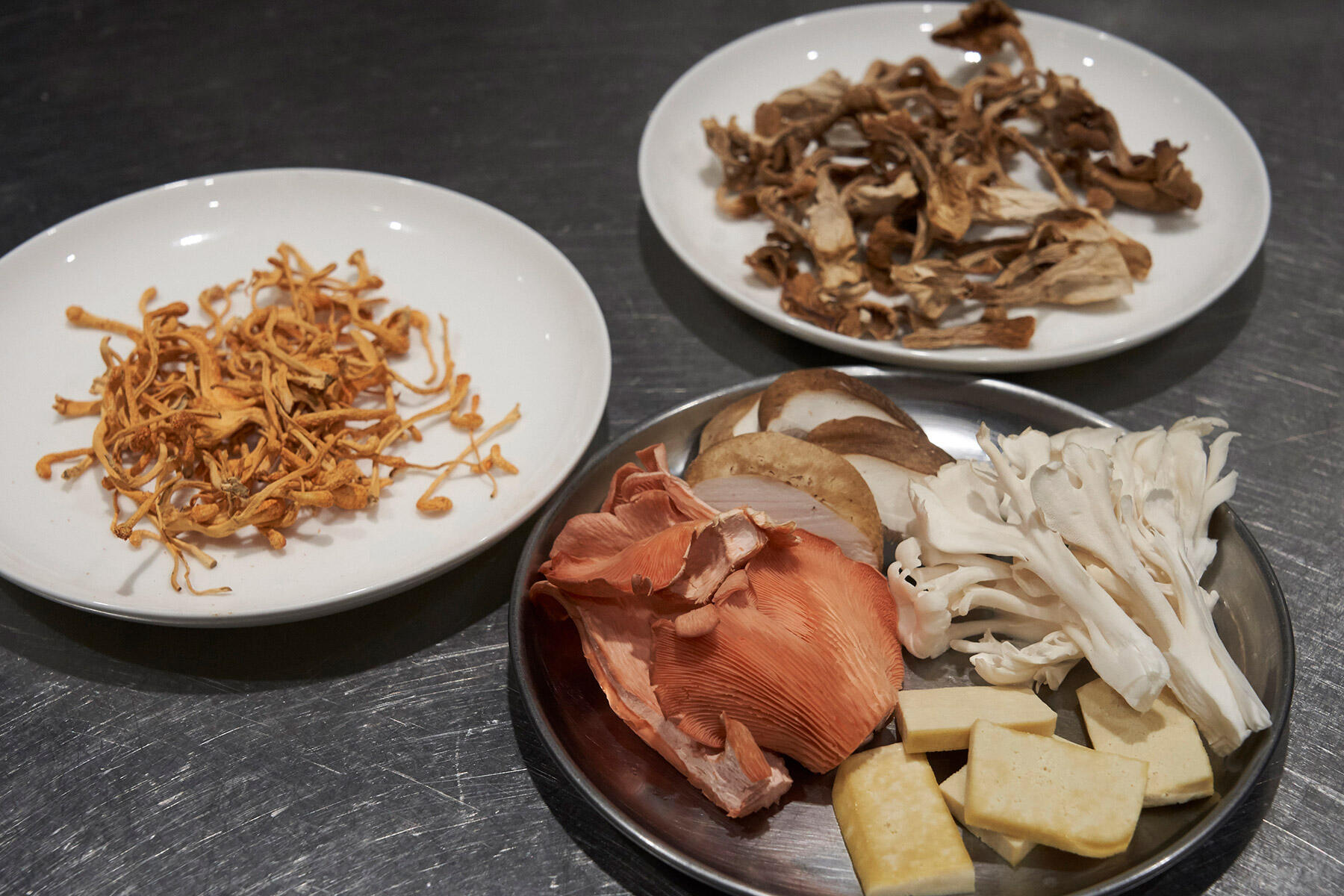 具材のきのこを切る