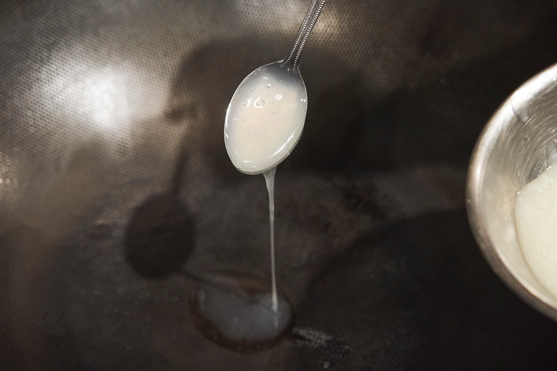 豆腐干を焼き、フレッシュきのこを炒める