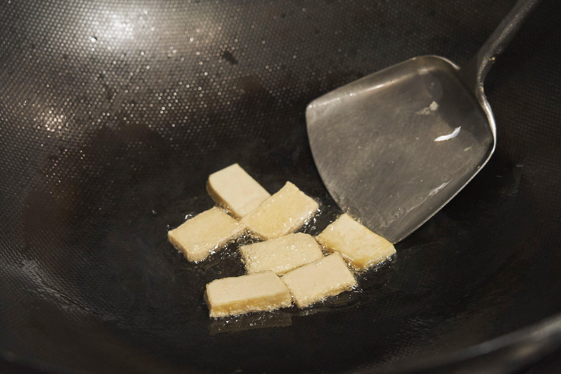 豆腐干を焼き、フレッシュきのこを炒める