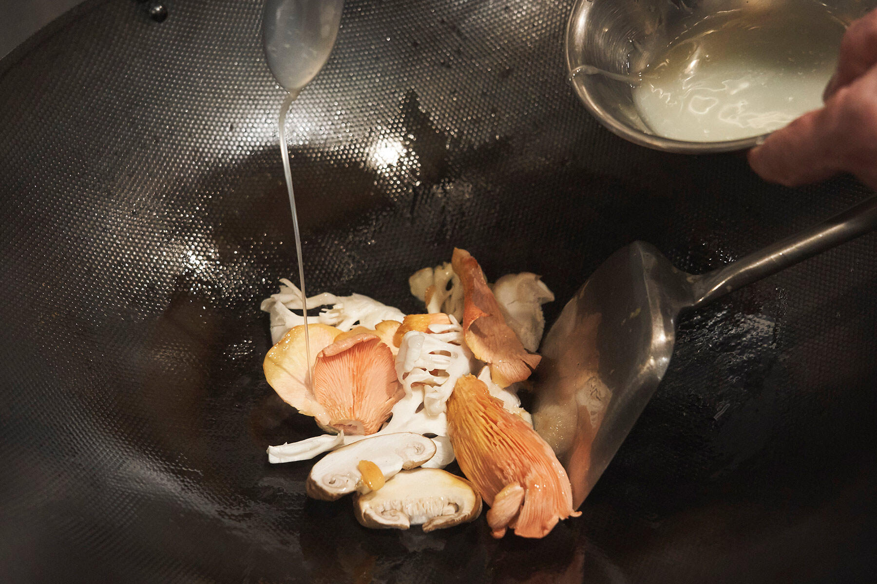 豆腐干を焼き、フレッシュきのこを炒める