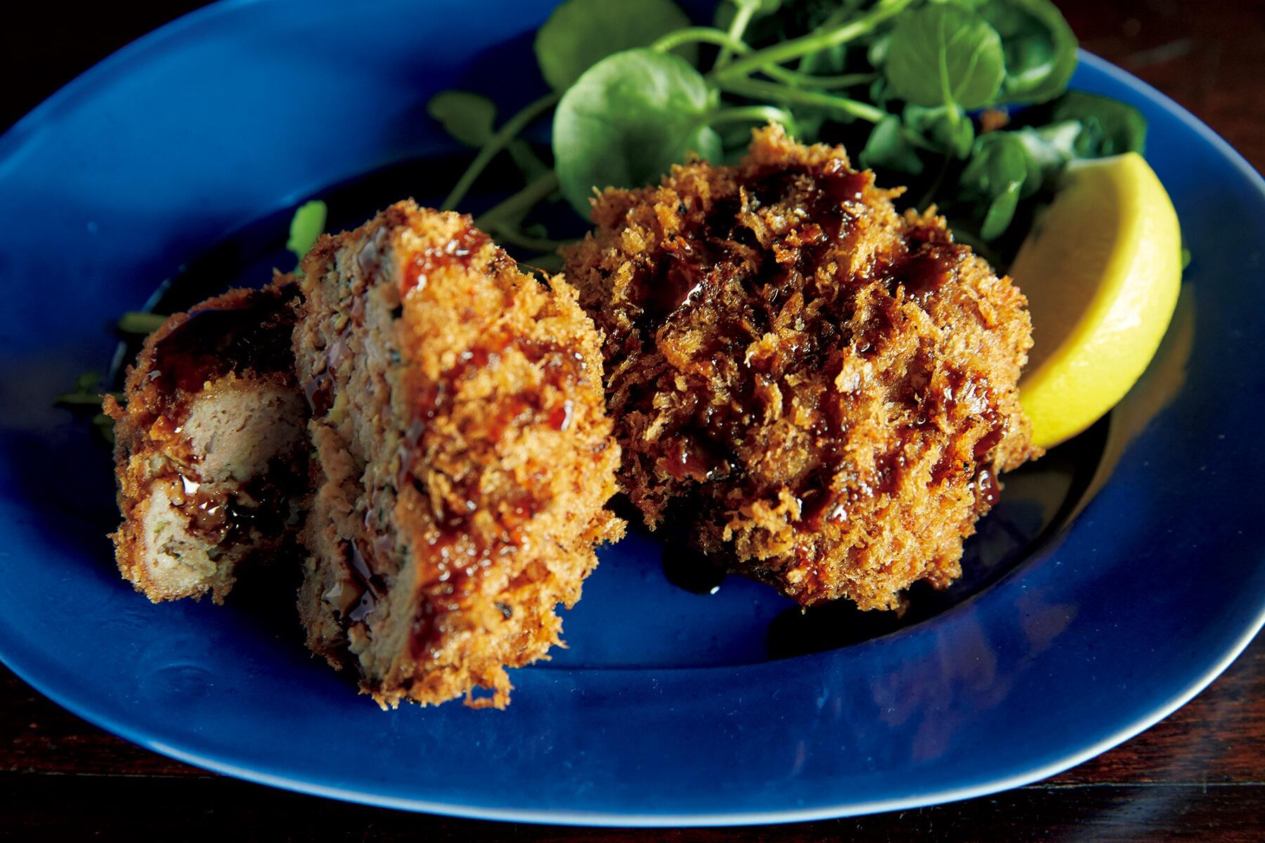 ミントとバジルの香りがレモンサワーを引き立てる“ハーブメンチカツ”