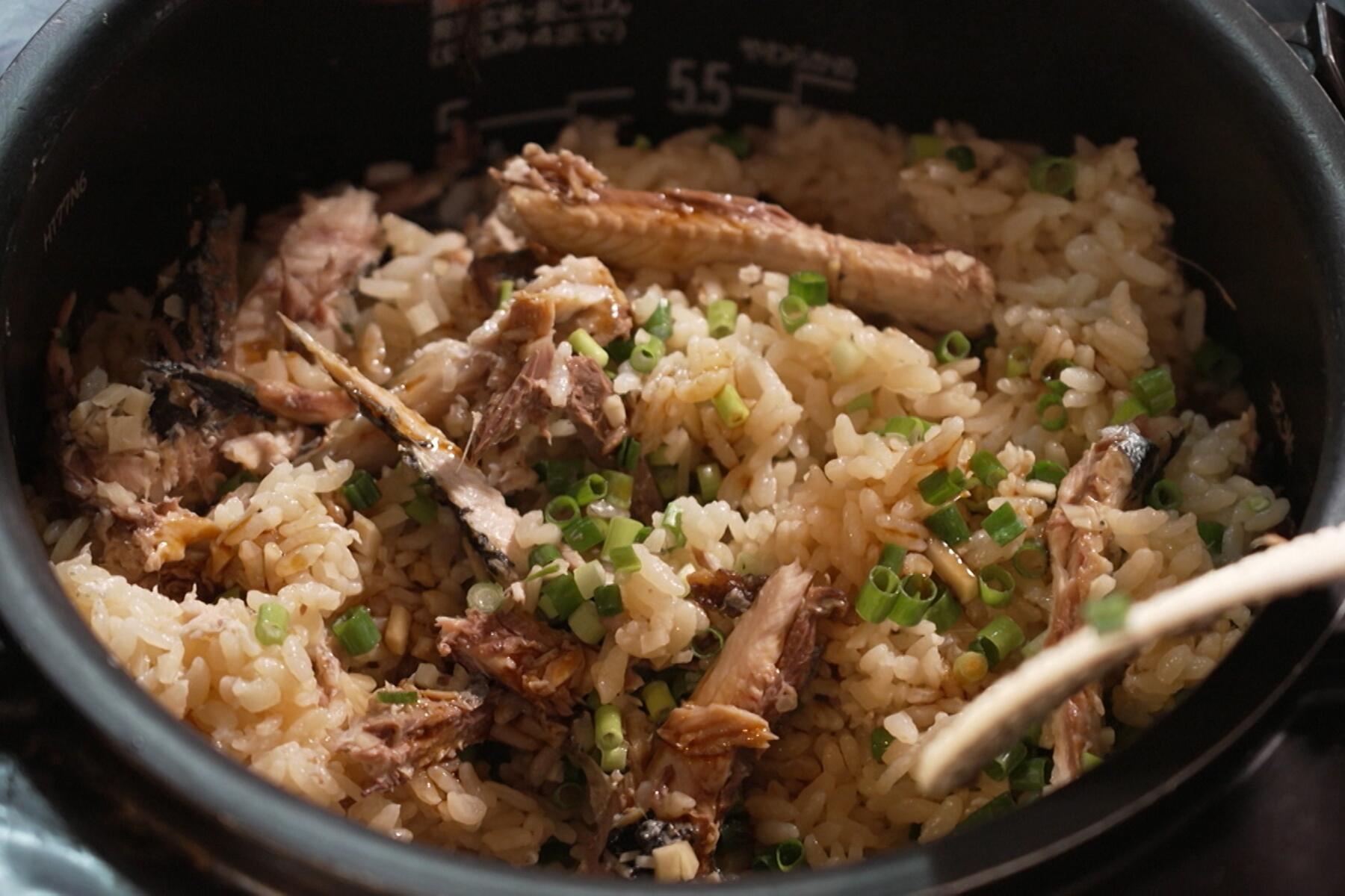 サンマの風味と脂が溶け合う逸品“さんまの炊き込みご飯”