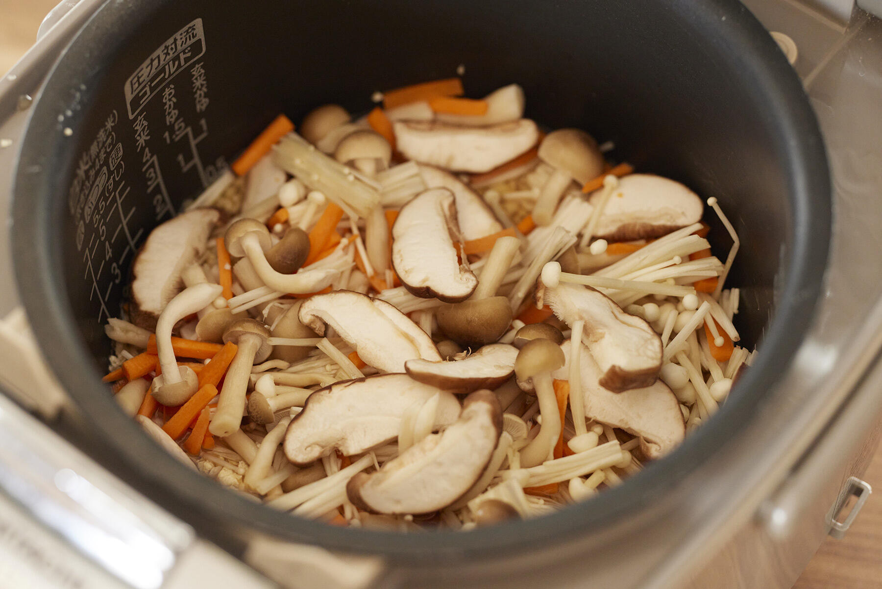 内釜に材料を入れて炊く