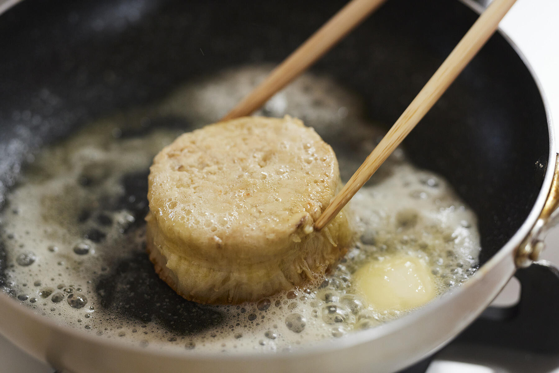 バターを加えて焼く