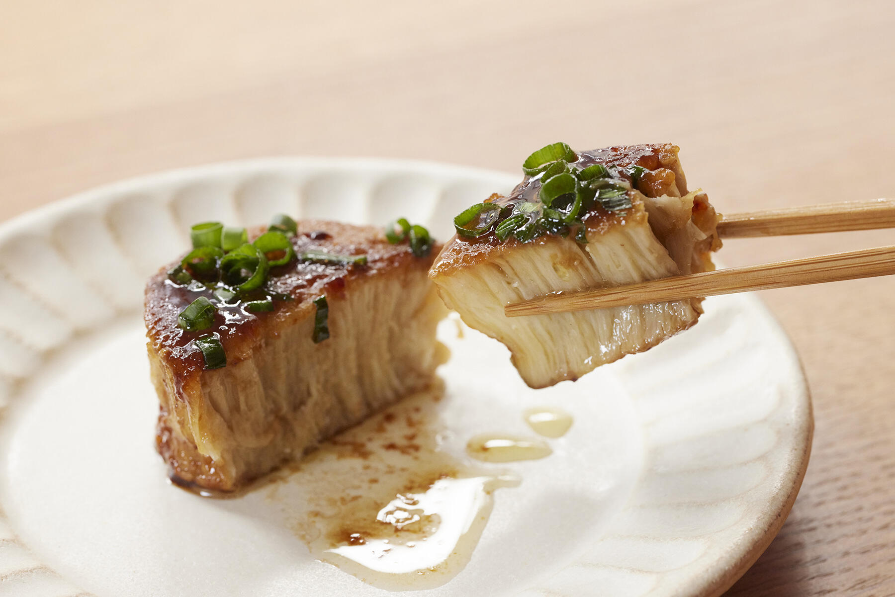 箸でちぎったこの見た目も、ホタテそのもの。バター醤油が合う!