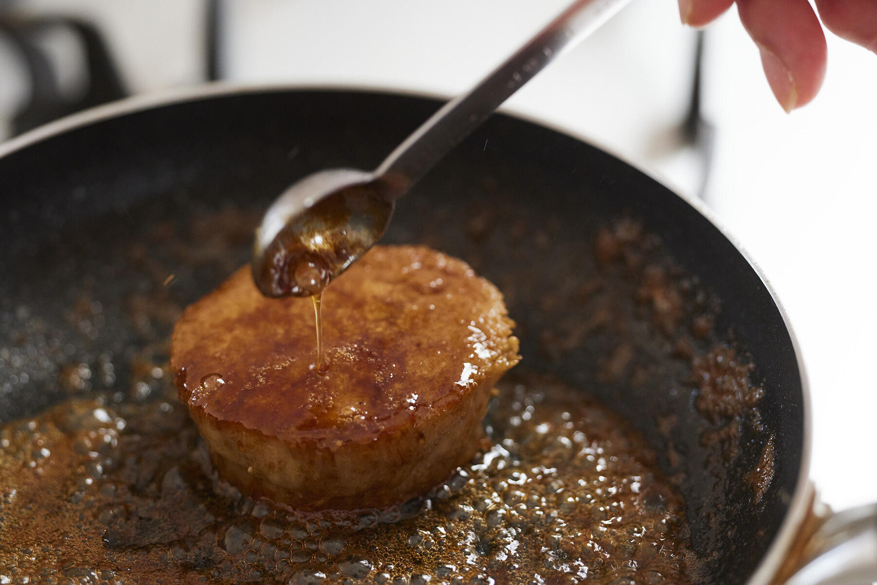 醤油をからめて仕上げる