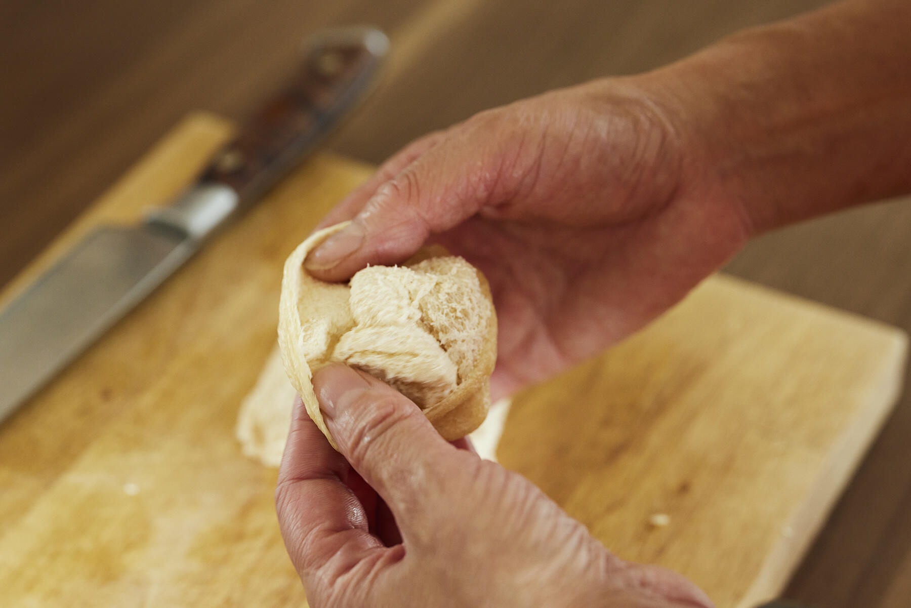 油揚げを裏返す