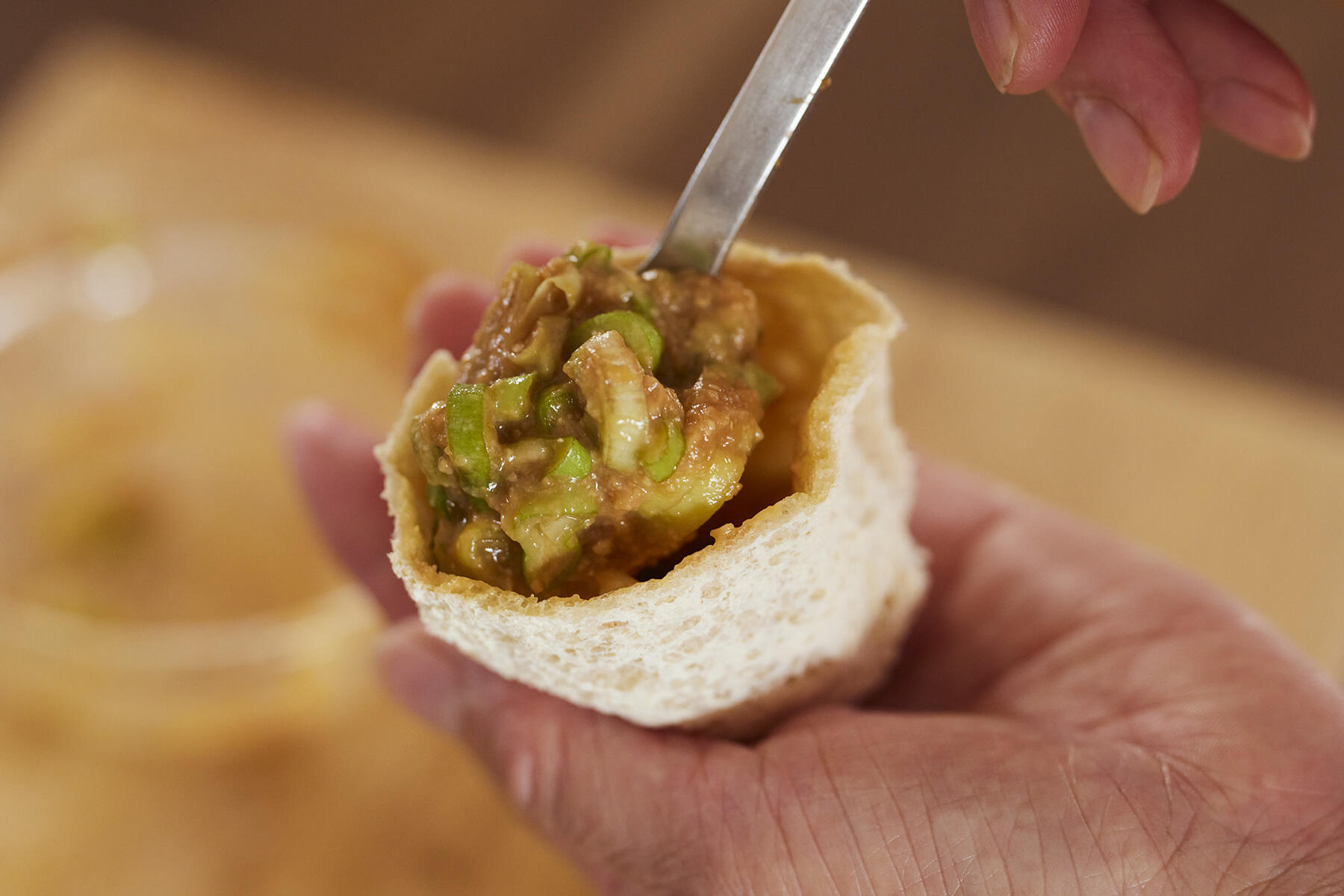 ねぎ味噌を詰める