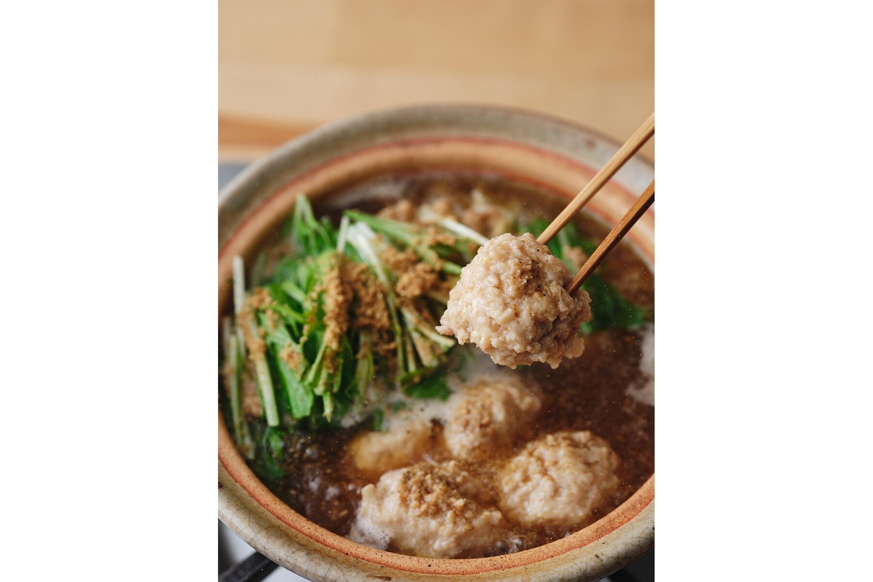 生姜がピリッと効いた“鶏団子と水菜の担担風鍋”