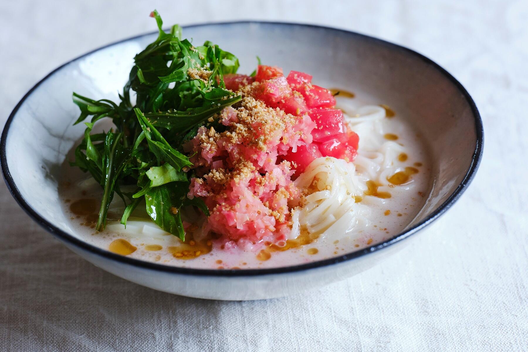 酸味とまろやかなコクが美味しい“ココナッツミルクとトマトの和え麺”