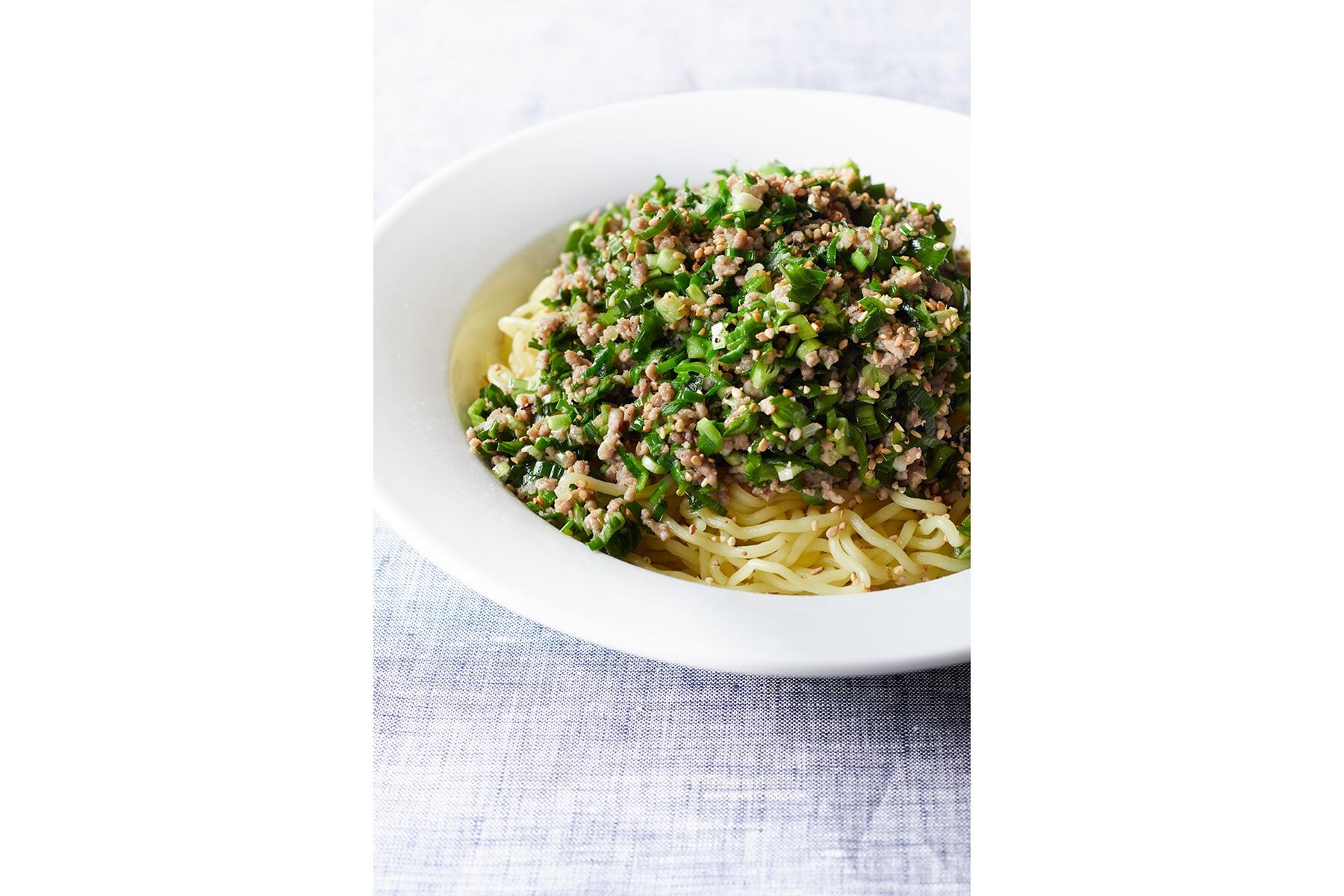 食欲を刺激する香りが立ち昇る“にらと挽き肉のからめ麺”