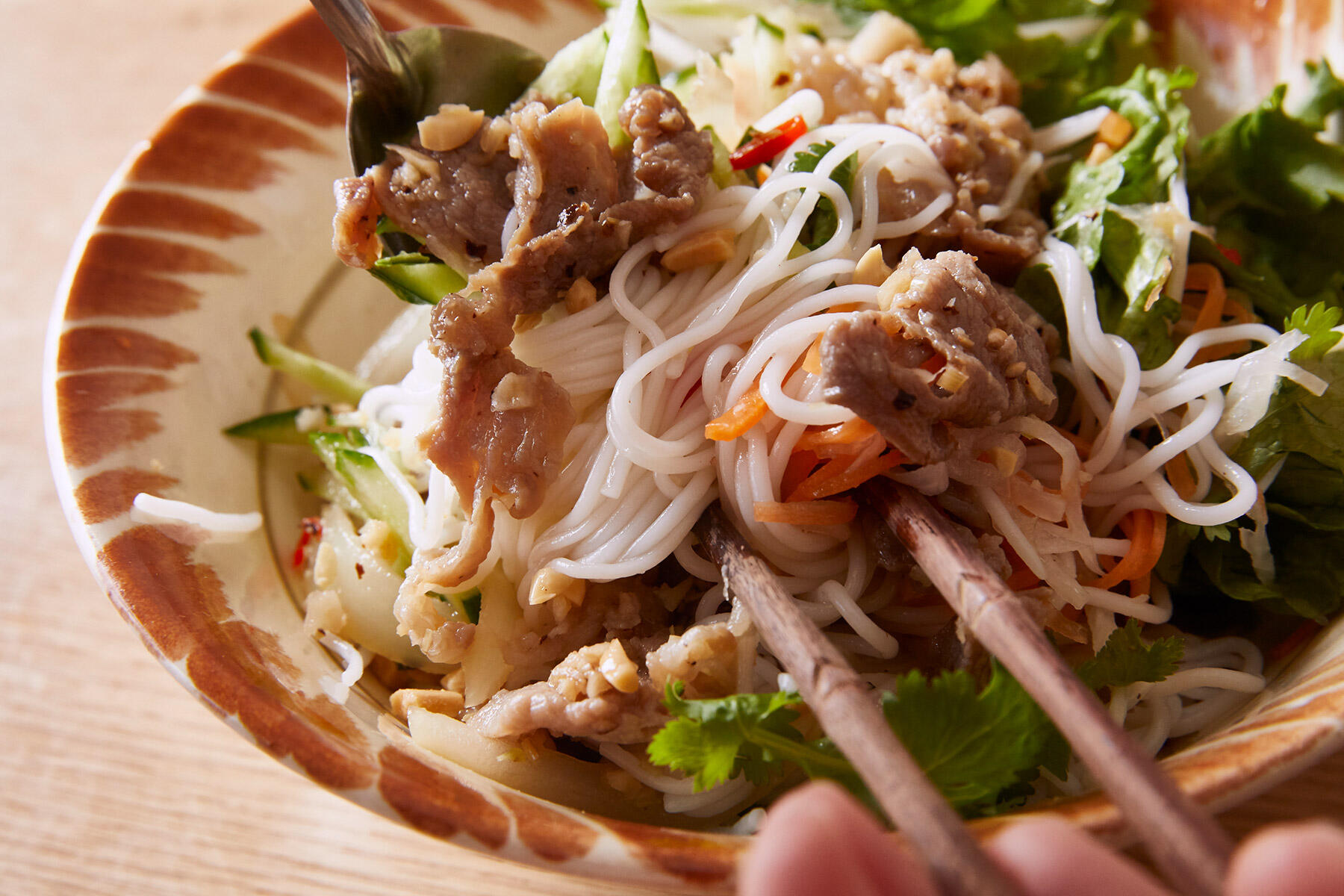 レモンの酸味が効いた軽やか麺“炒め豚肉のせ和えブン”