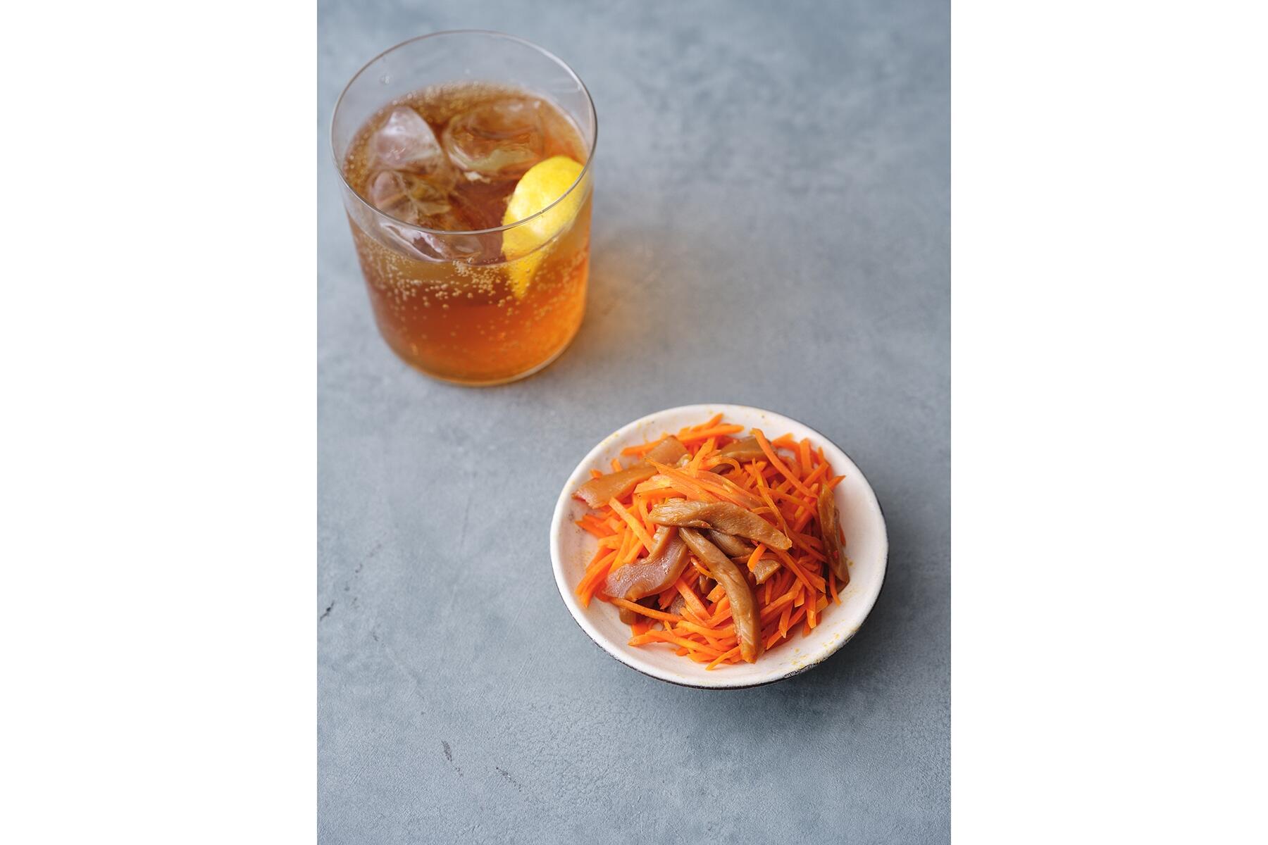 豆板醤の辛味が効いた“にんじんメンマ炒め”