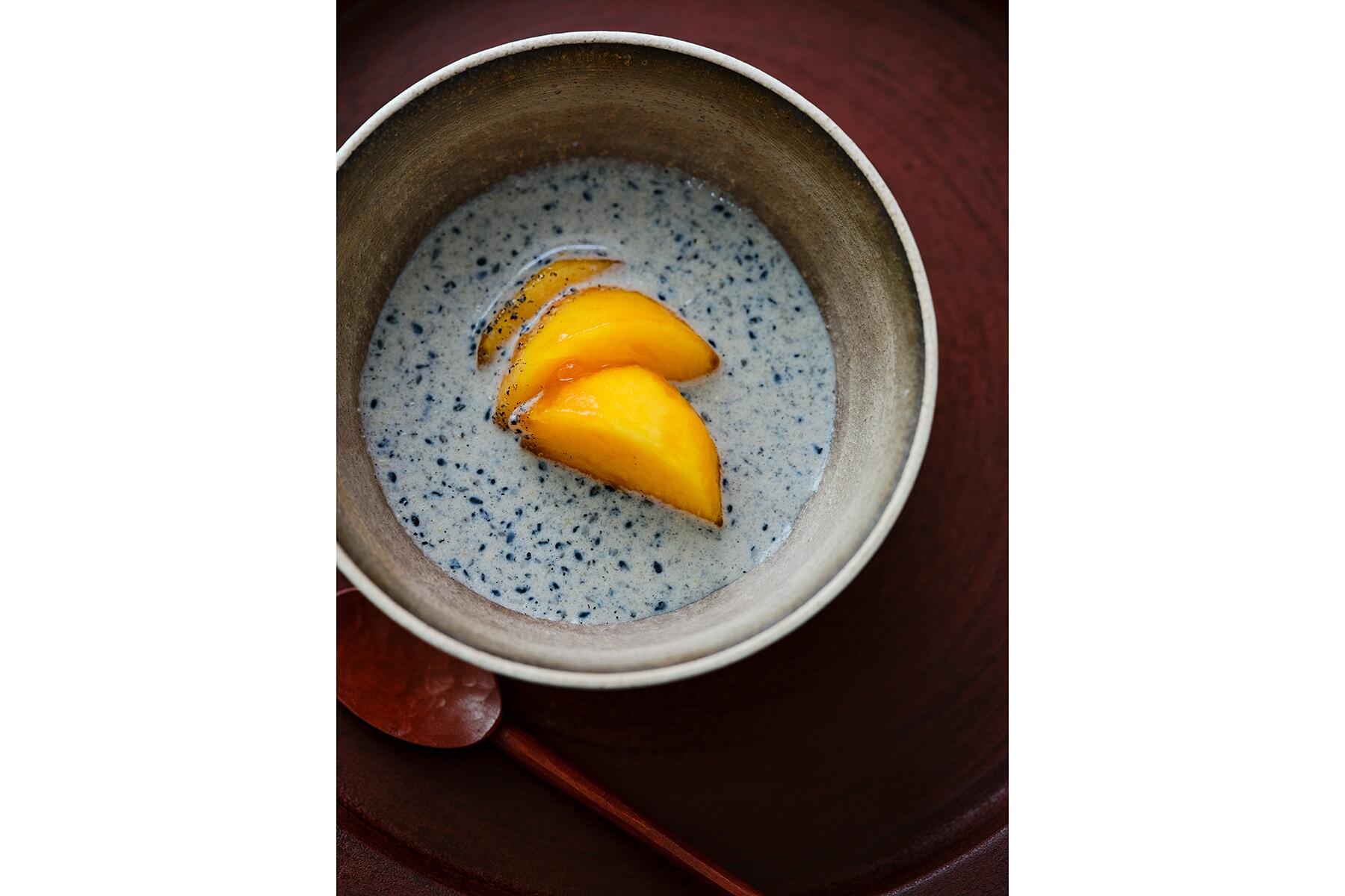 甘やかなコクと香ばしさが絶品の“柿と黒胡麻のデザートスープ”