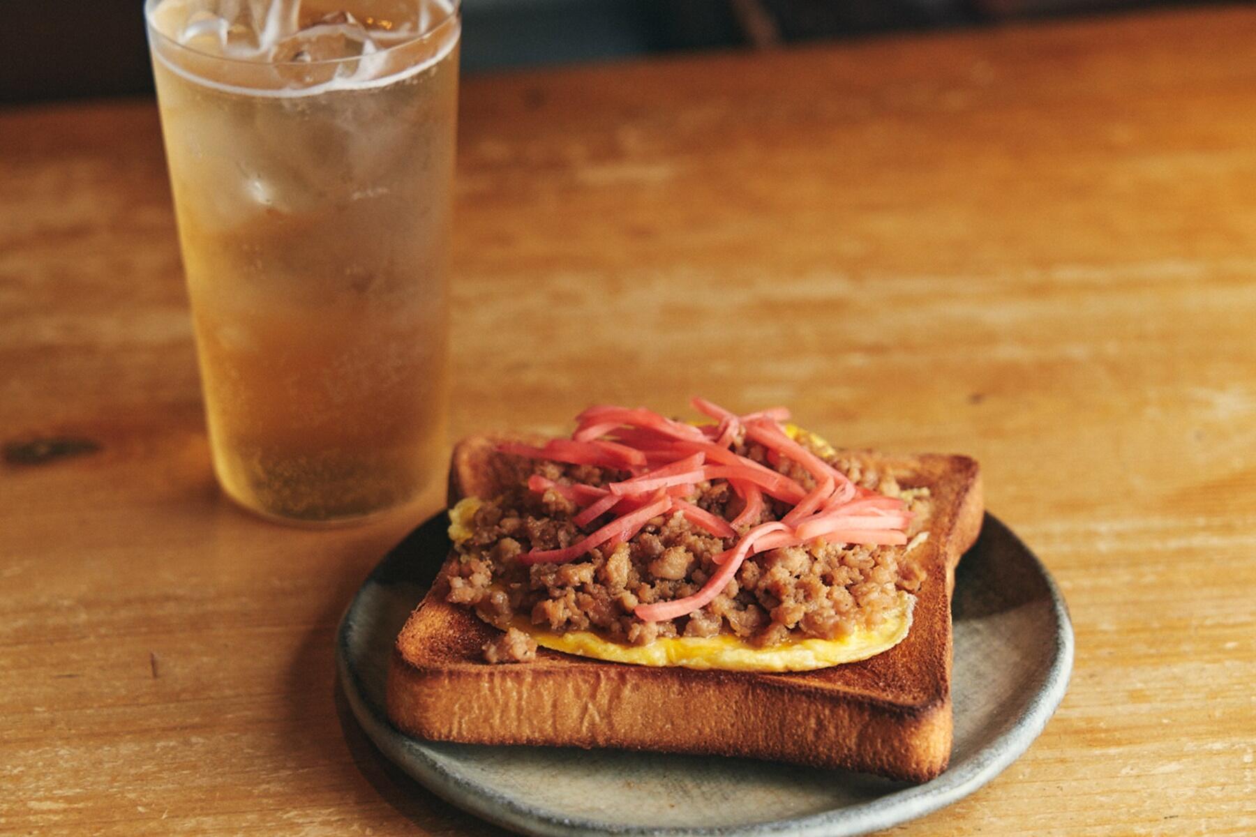 鶏そぼろと玉子と紅生姜の“3色トースト”