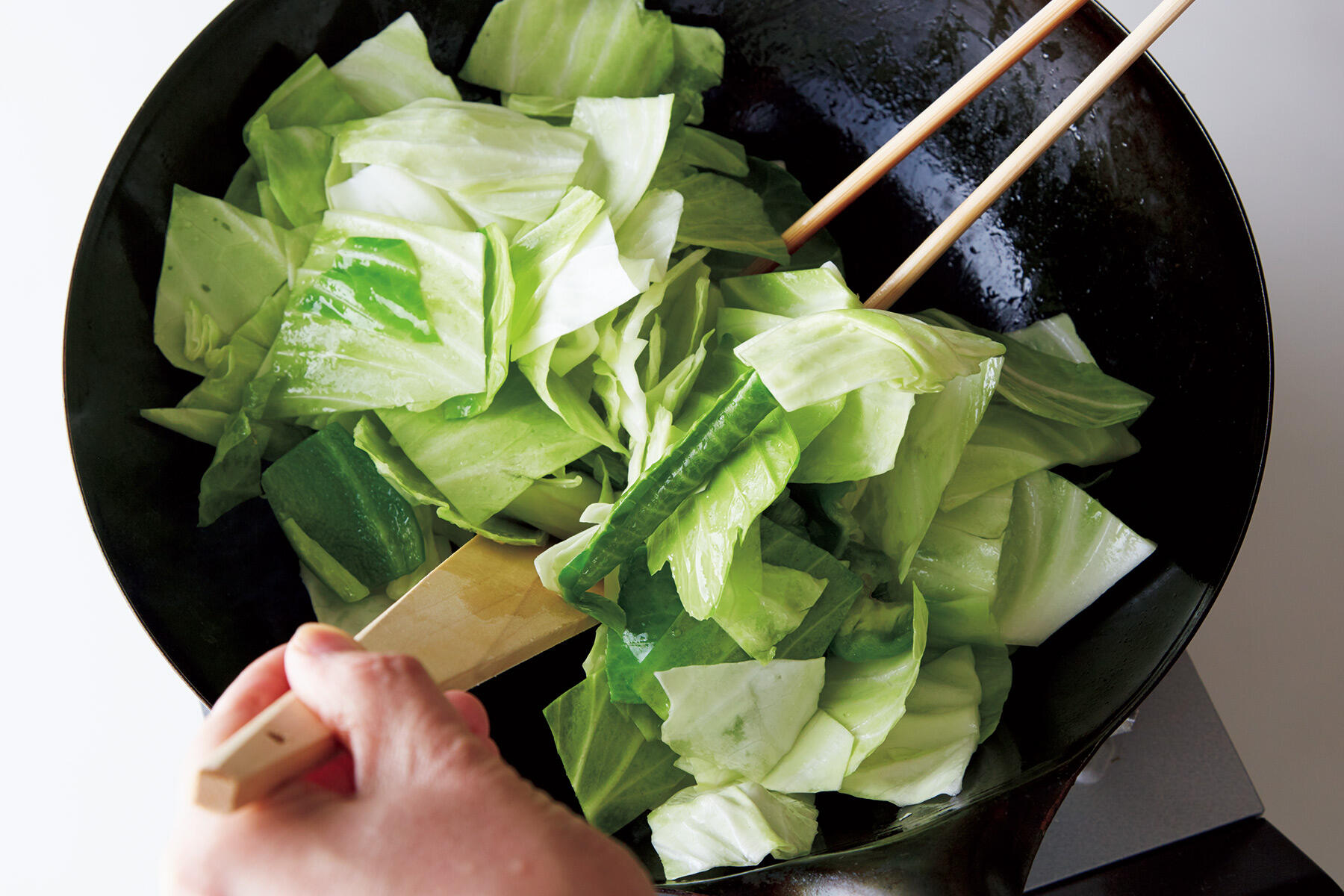 キャベツを炒める