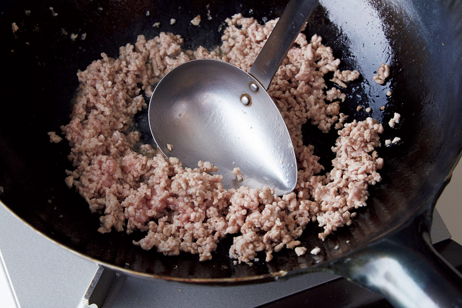 挽き肉を炒める