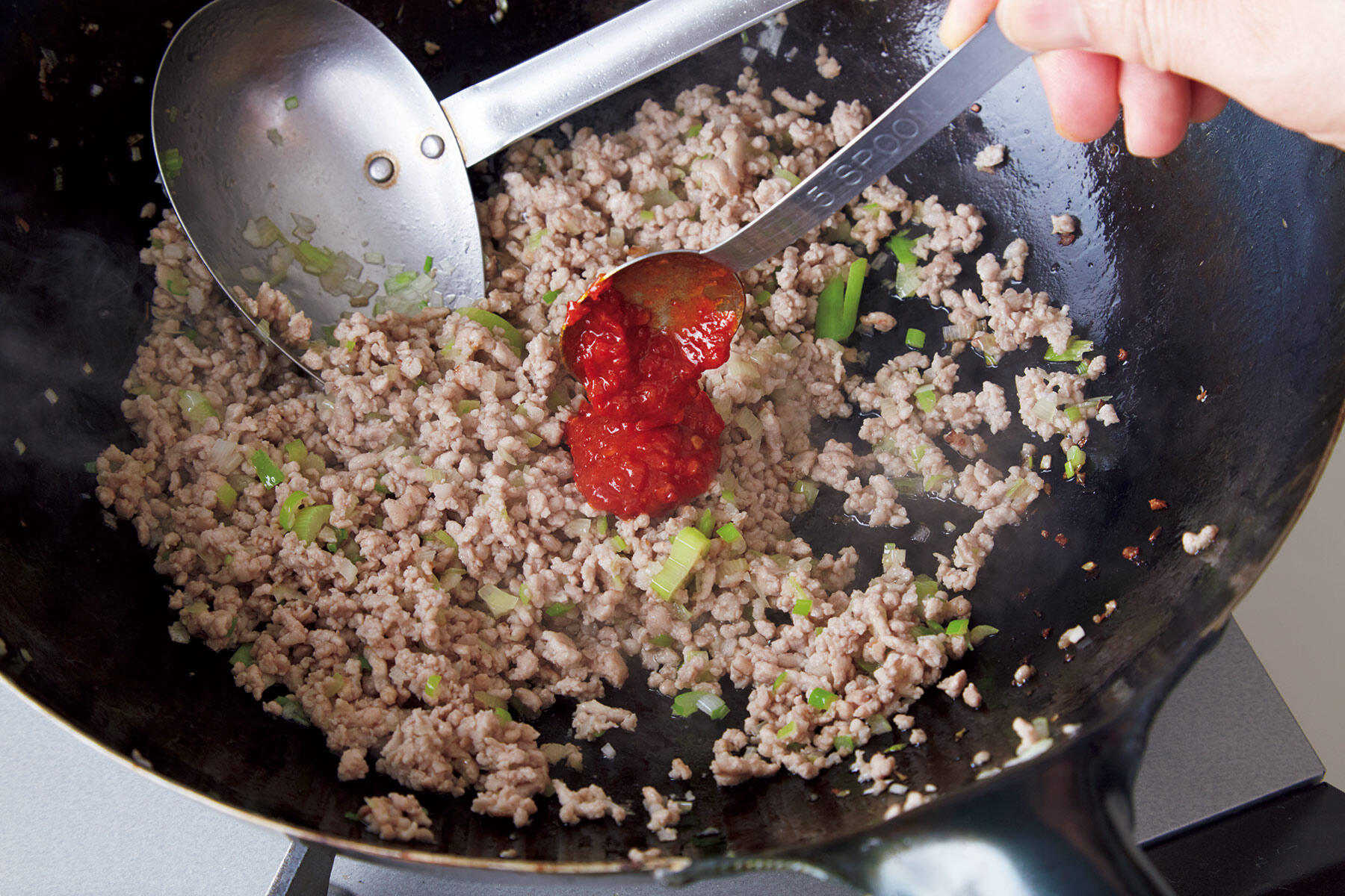 豆板醤を加える