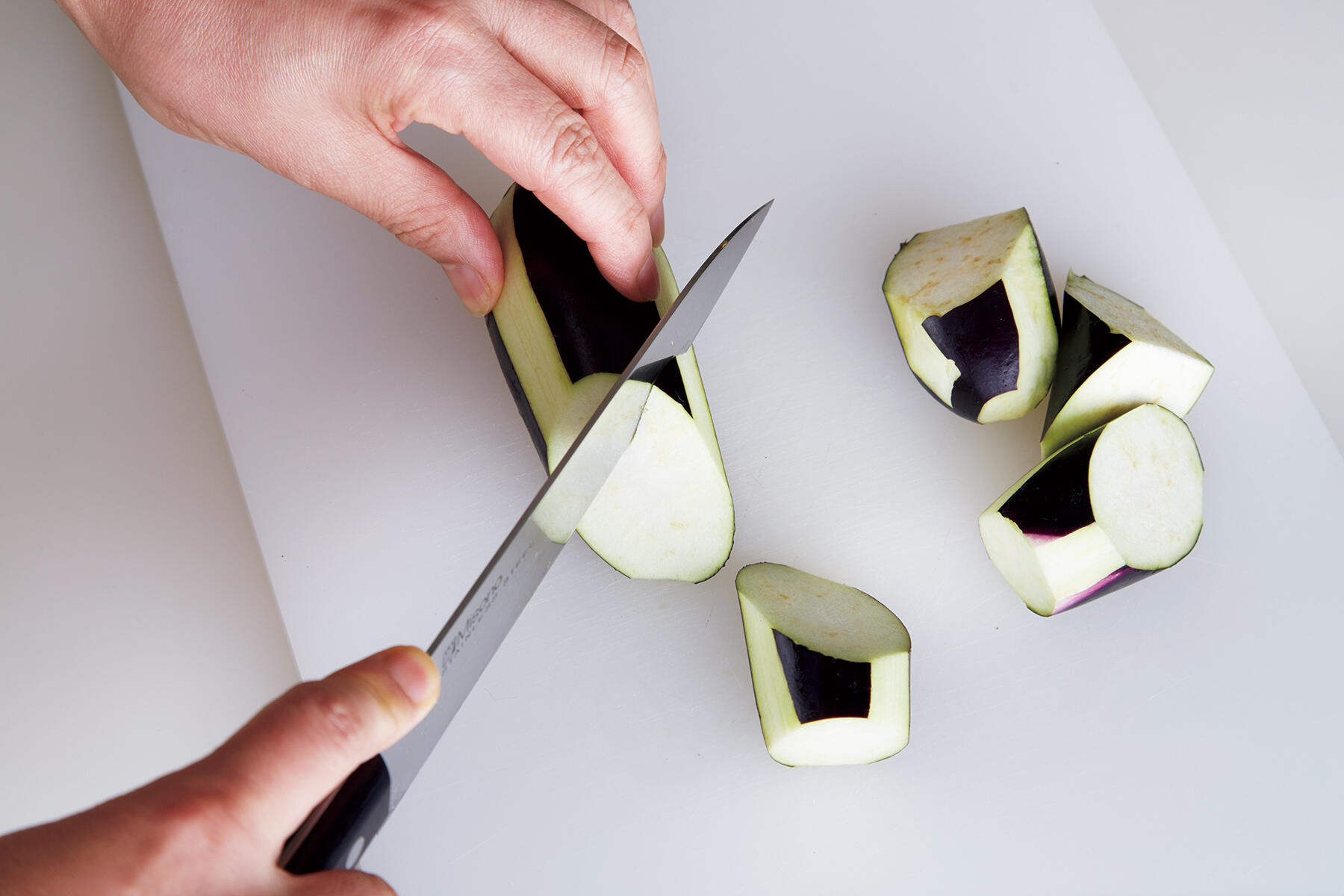 なすをカットする