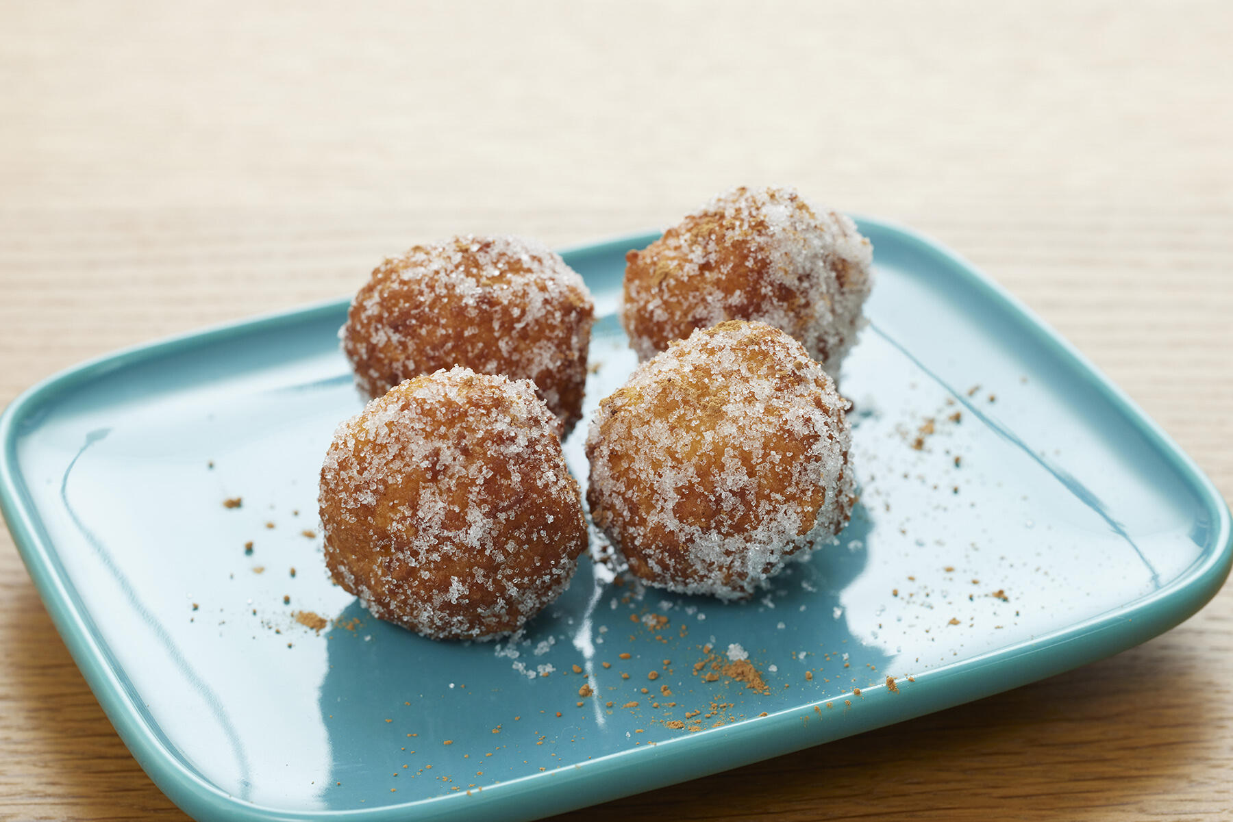 フライ衣のシナモンシュガードーナツ