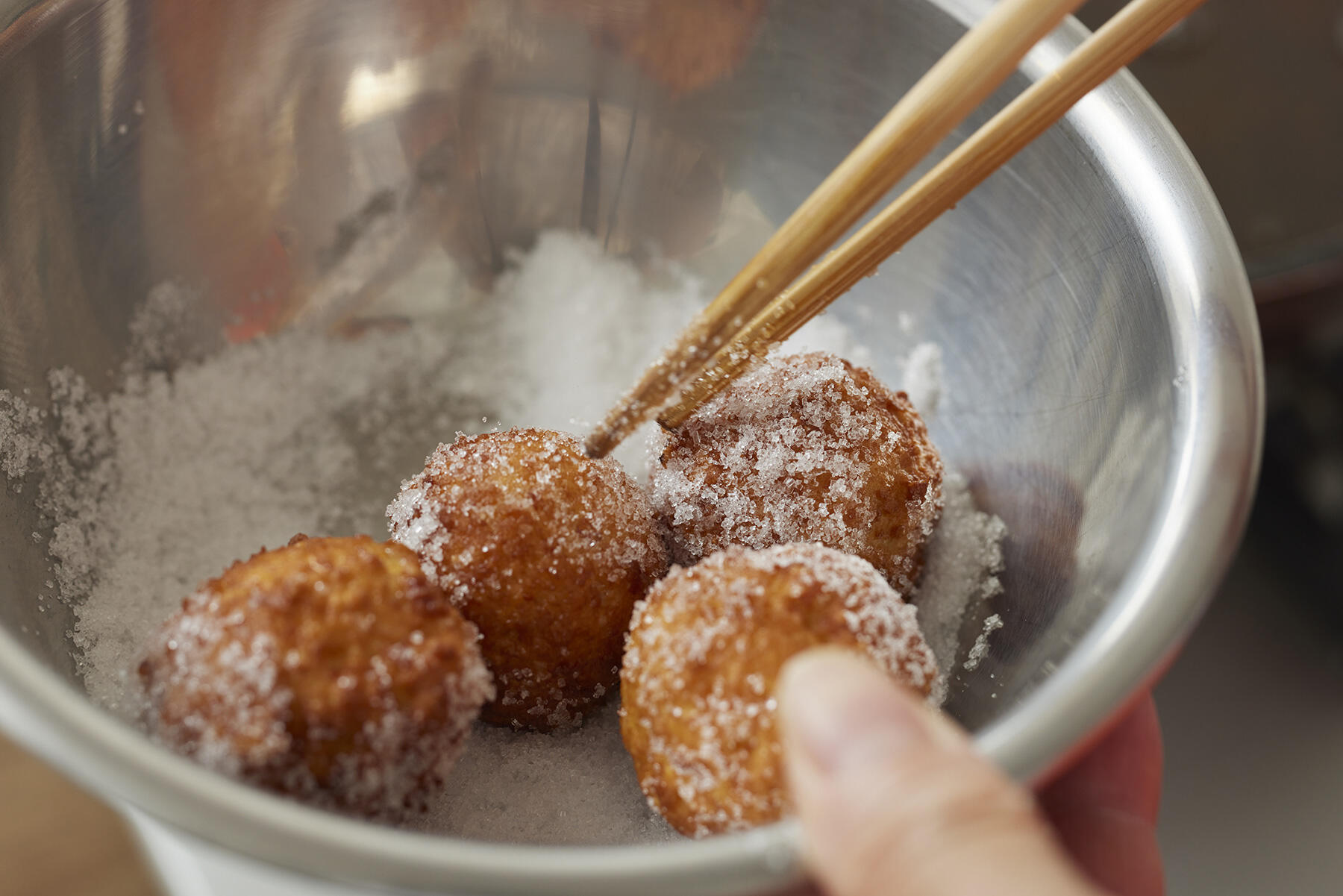 シナモンシュガーをまぶす