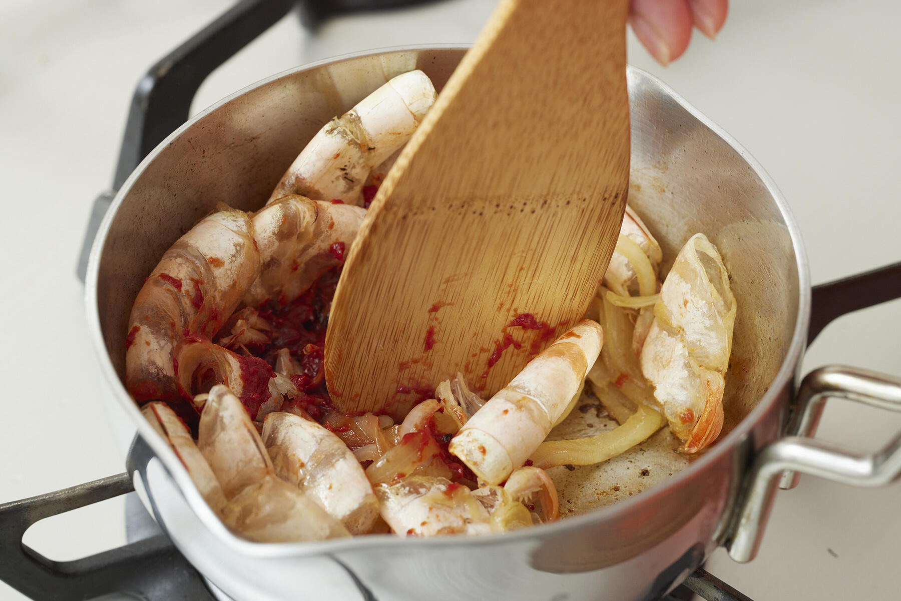 トマトペーストを加えて煮る