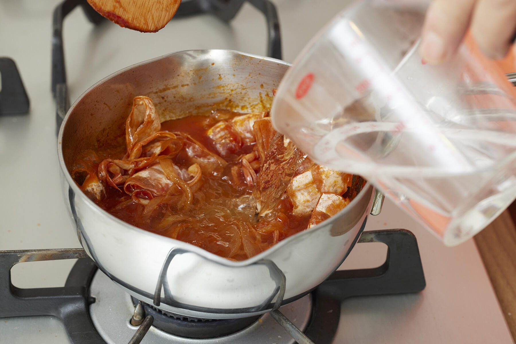 トマトペーストを加えて煮る