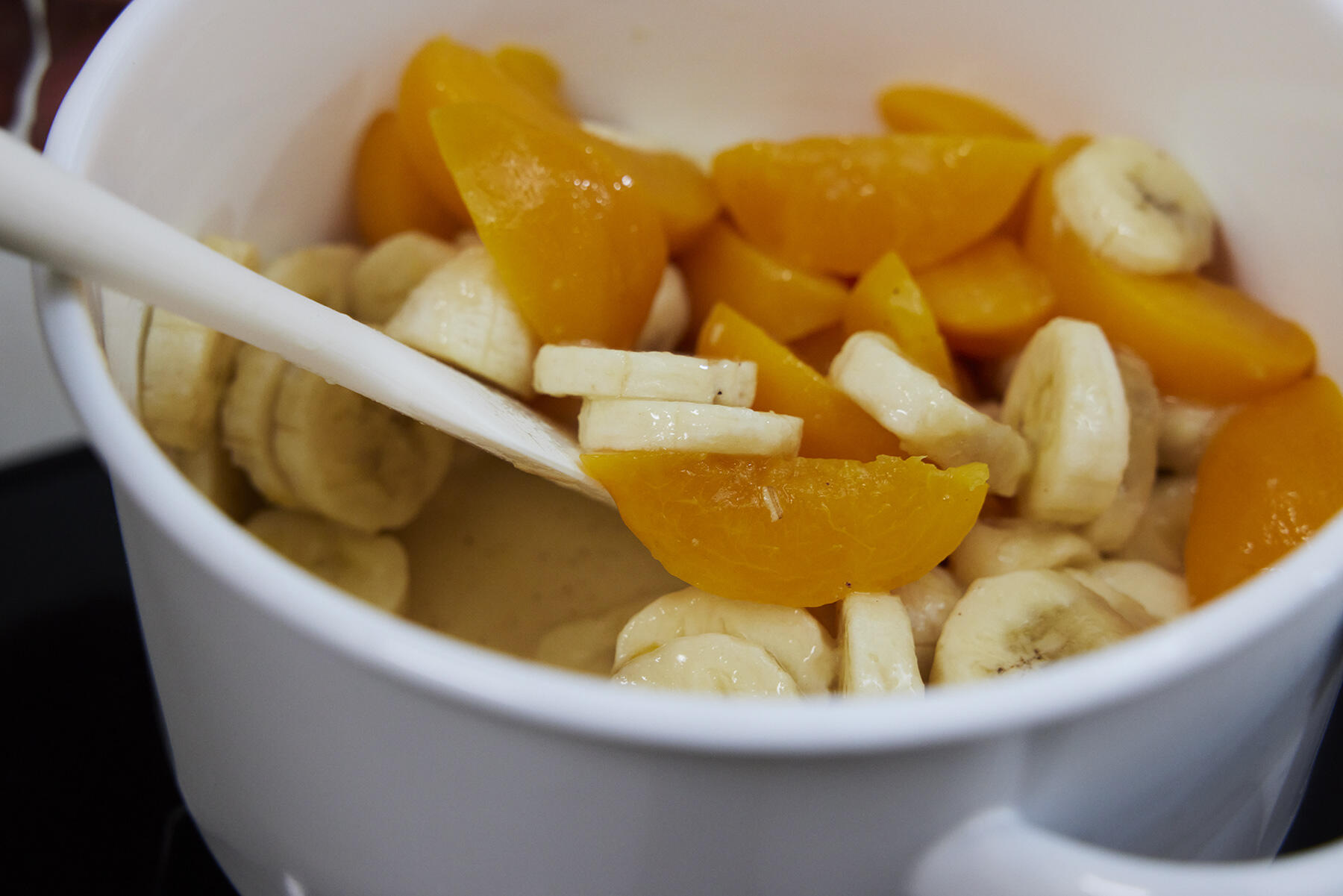 鍋に具材を入れる