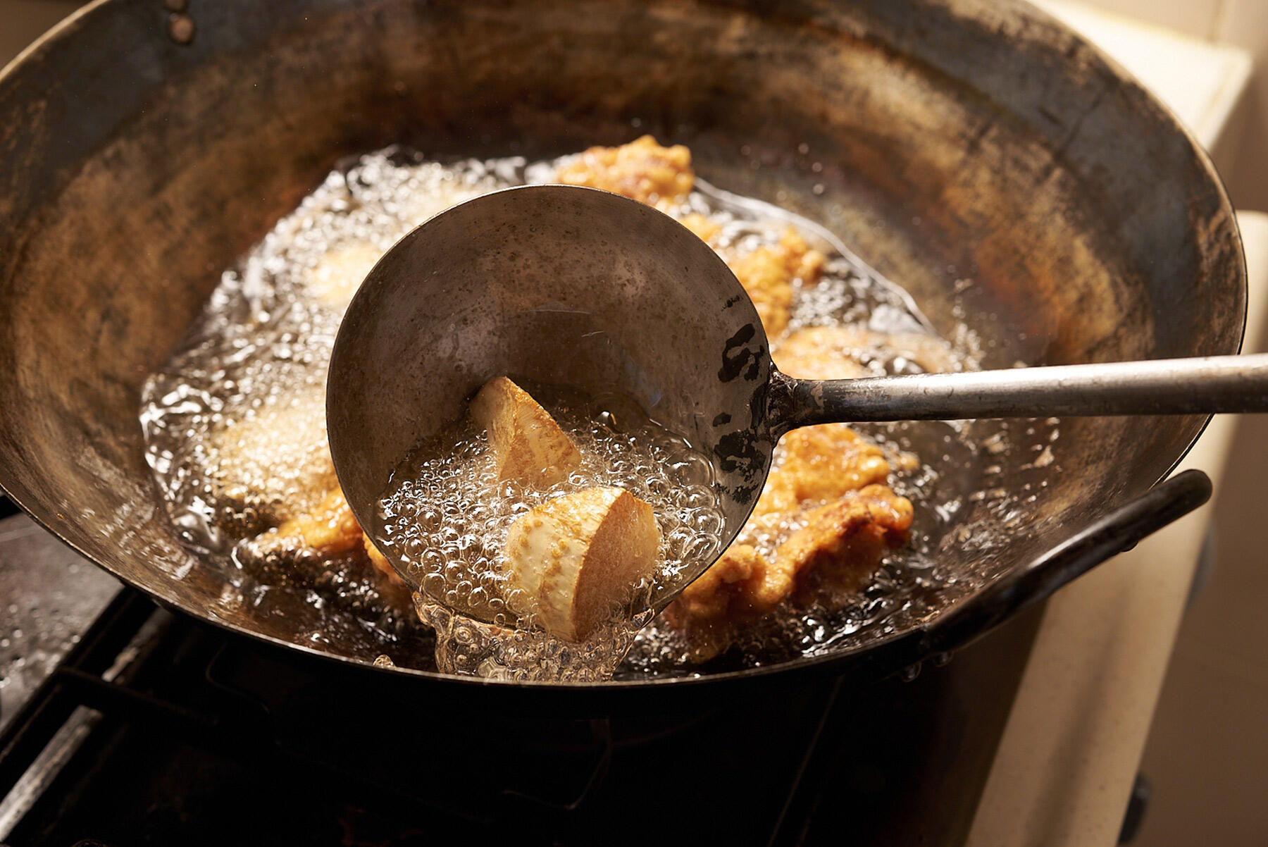 肉と野菜を揚げる