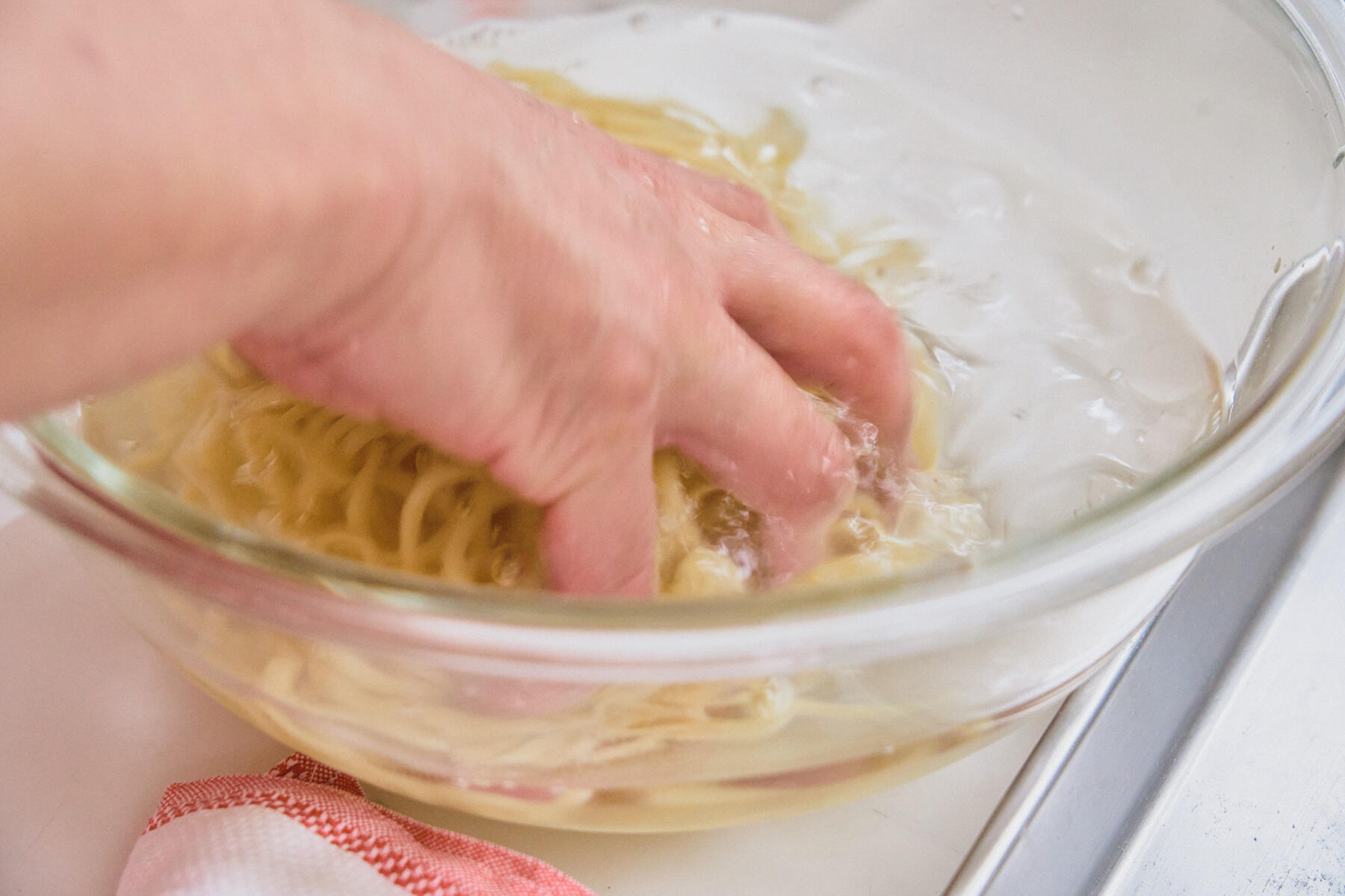麺をゆでて冷水で締める