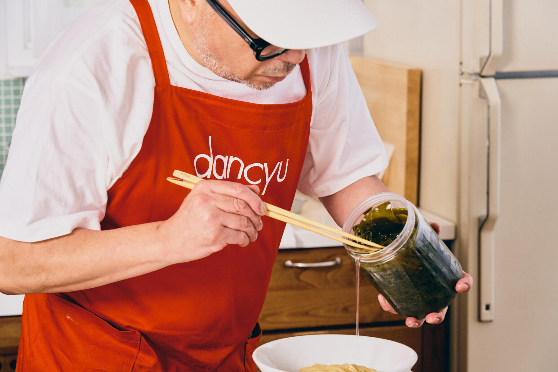 麺を昆布水につける