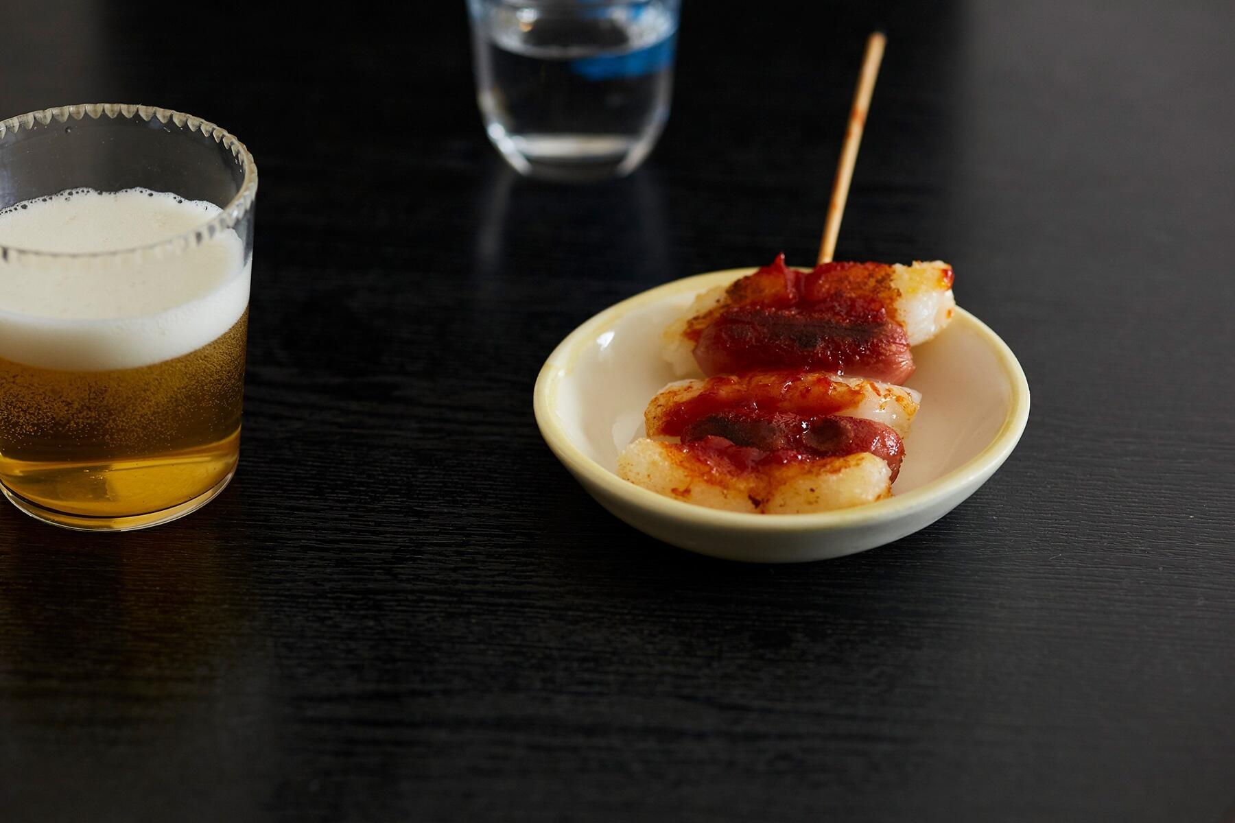 甘辛味がビールをよぶ“トッポッキとソーセージ焼き”