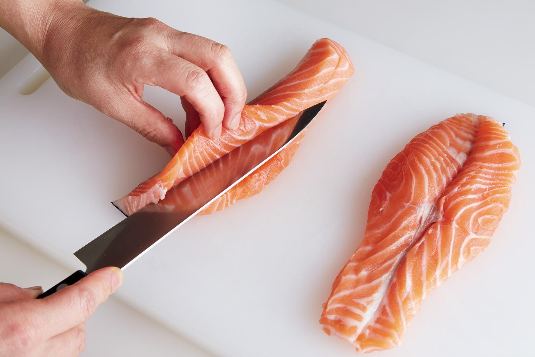 鮭をカットする