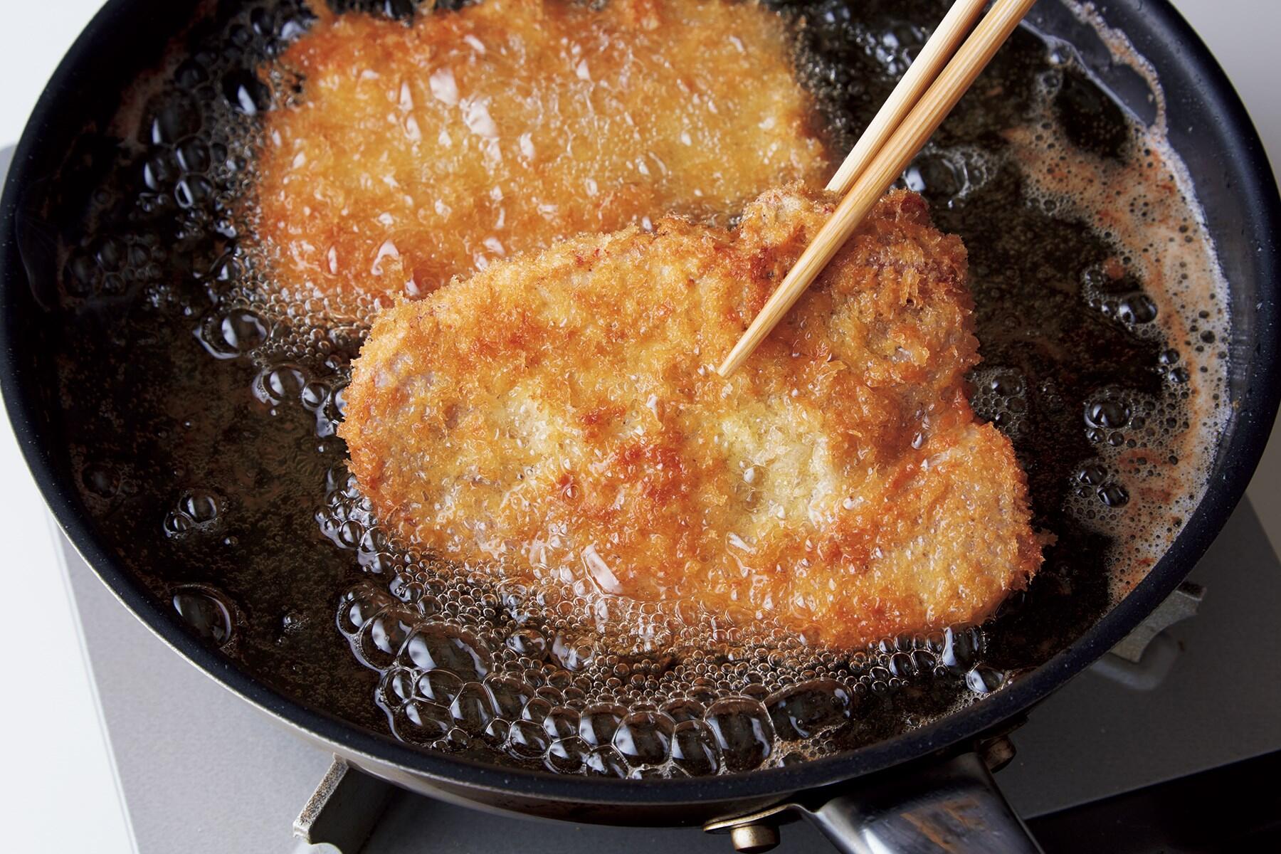豚肉を揚げる