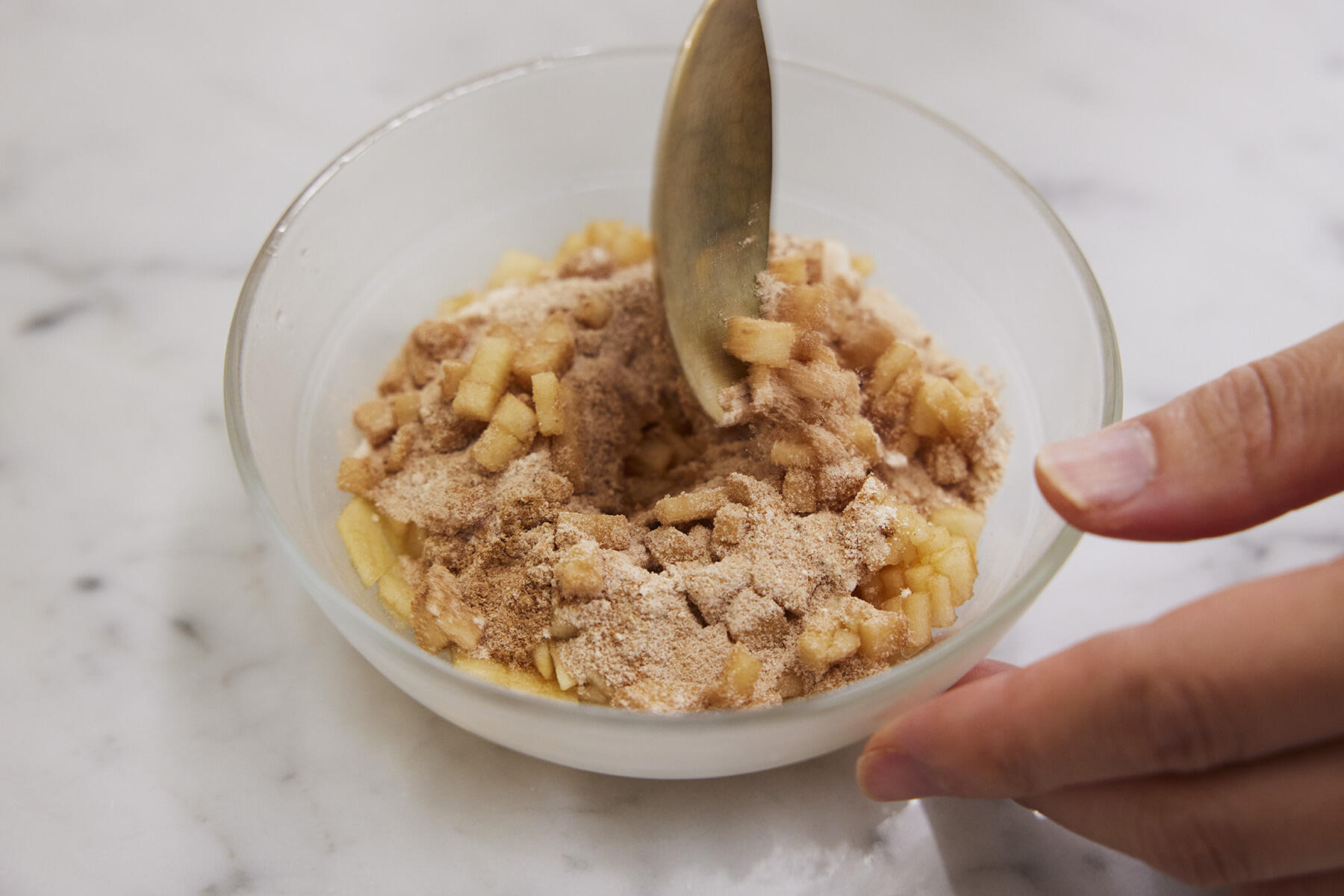 りんごをカットする