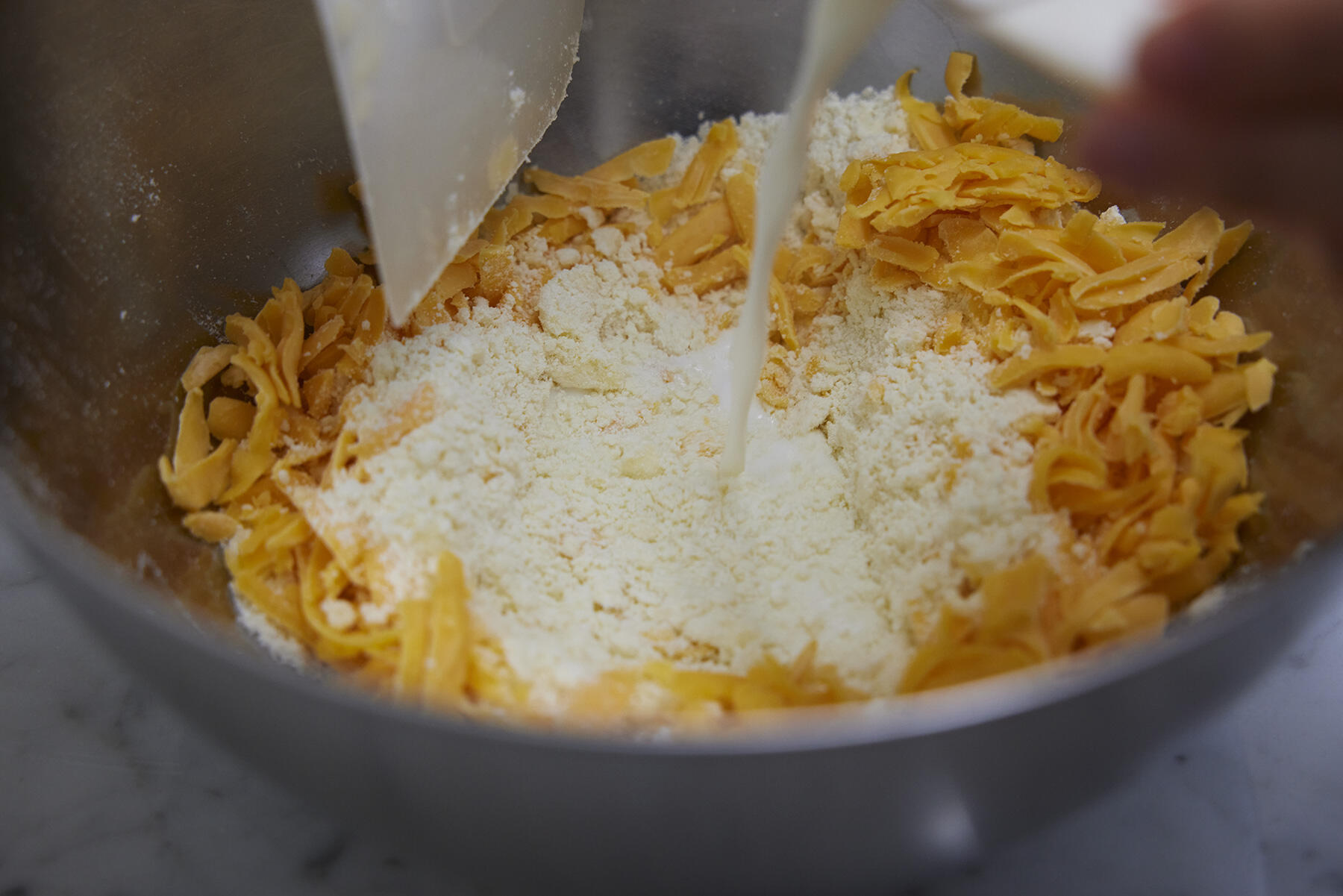 チーズと牛乳を加える