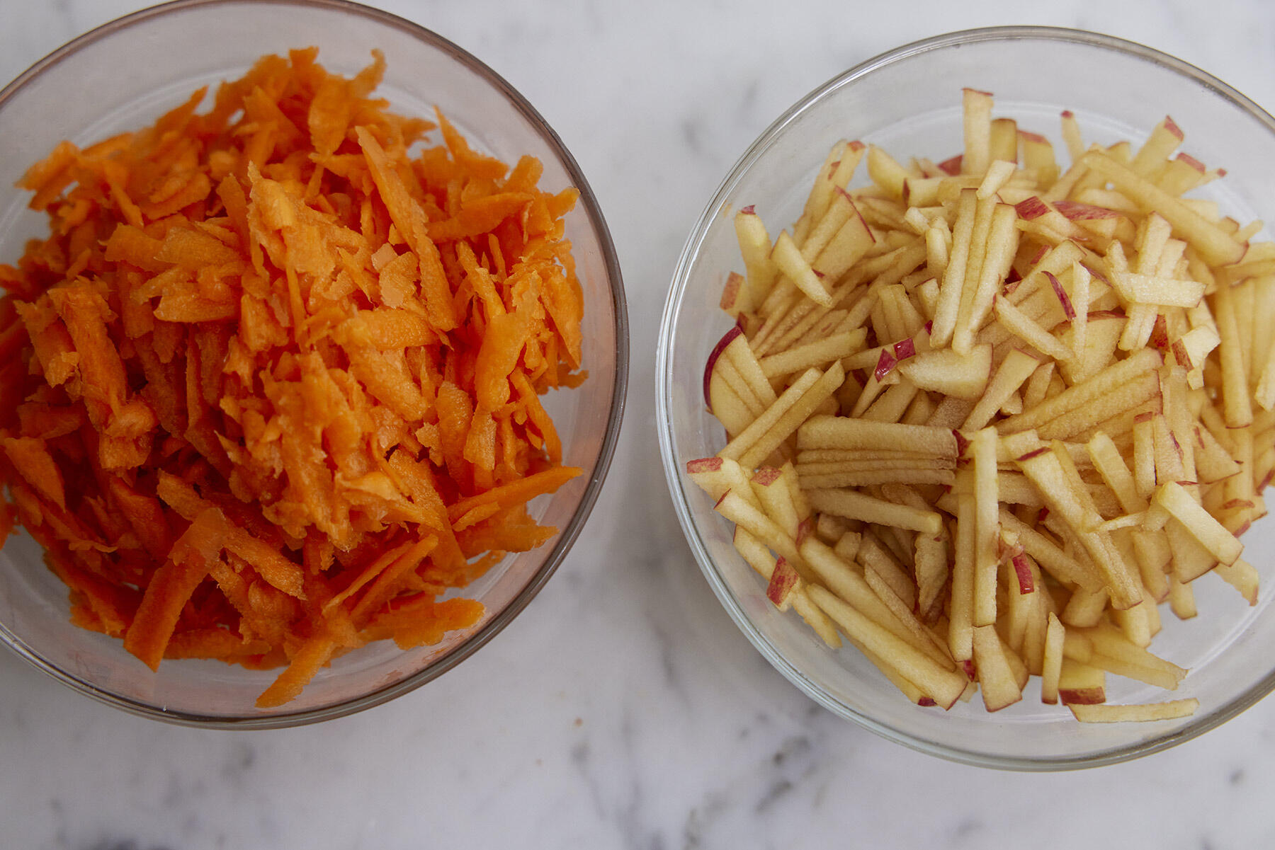 具材をカットする