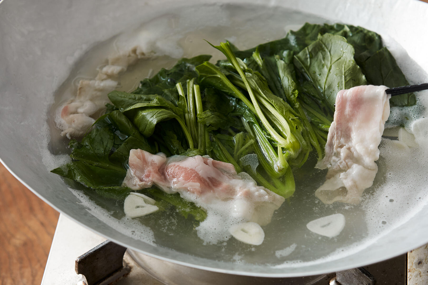 甘味が増したほうれん草と豚バラ肉を使った“常夜鍋”