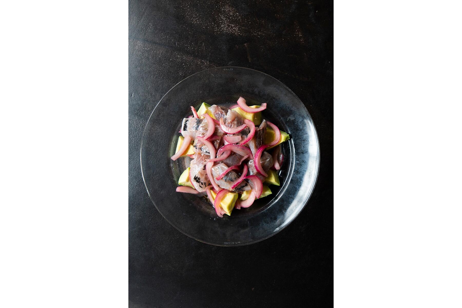 アジの旨味とアボカドのコクが融合“アボカドのビネガーマリネ”