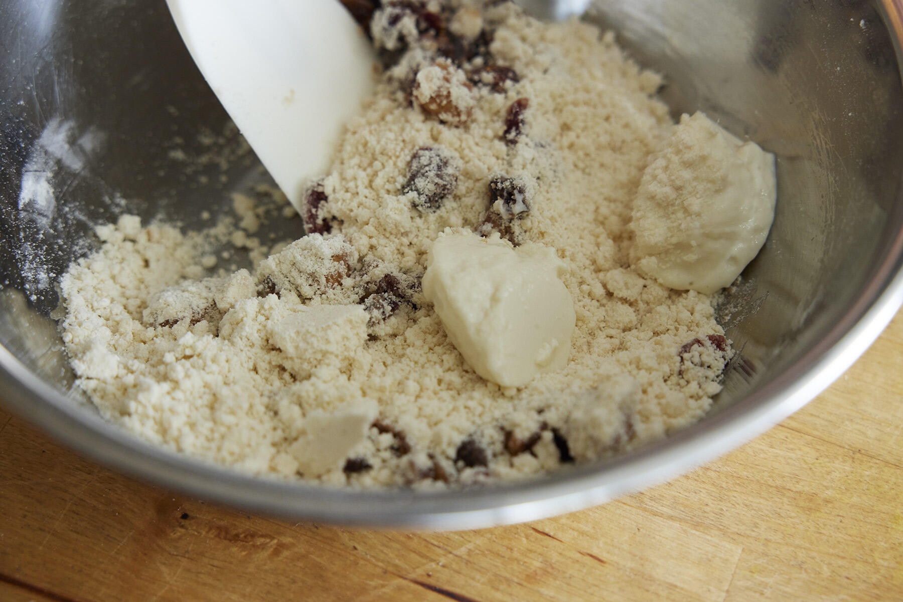 ドライフルーツを加える