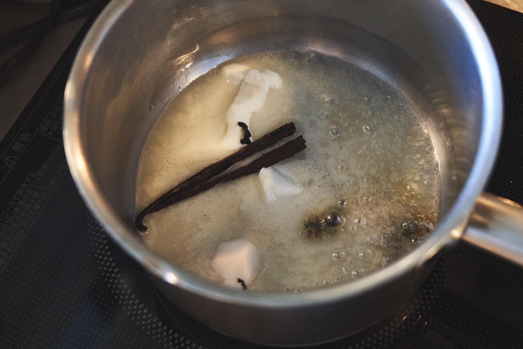 表面に塗るbotanovaと、生地に塗るジャムを用意する