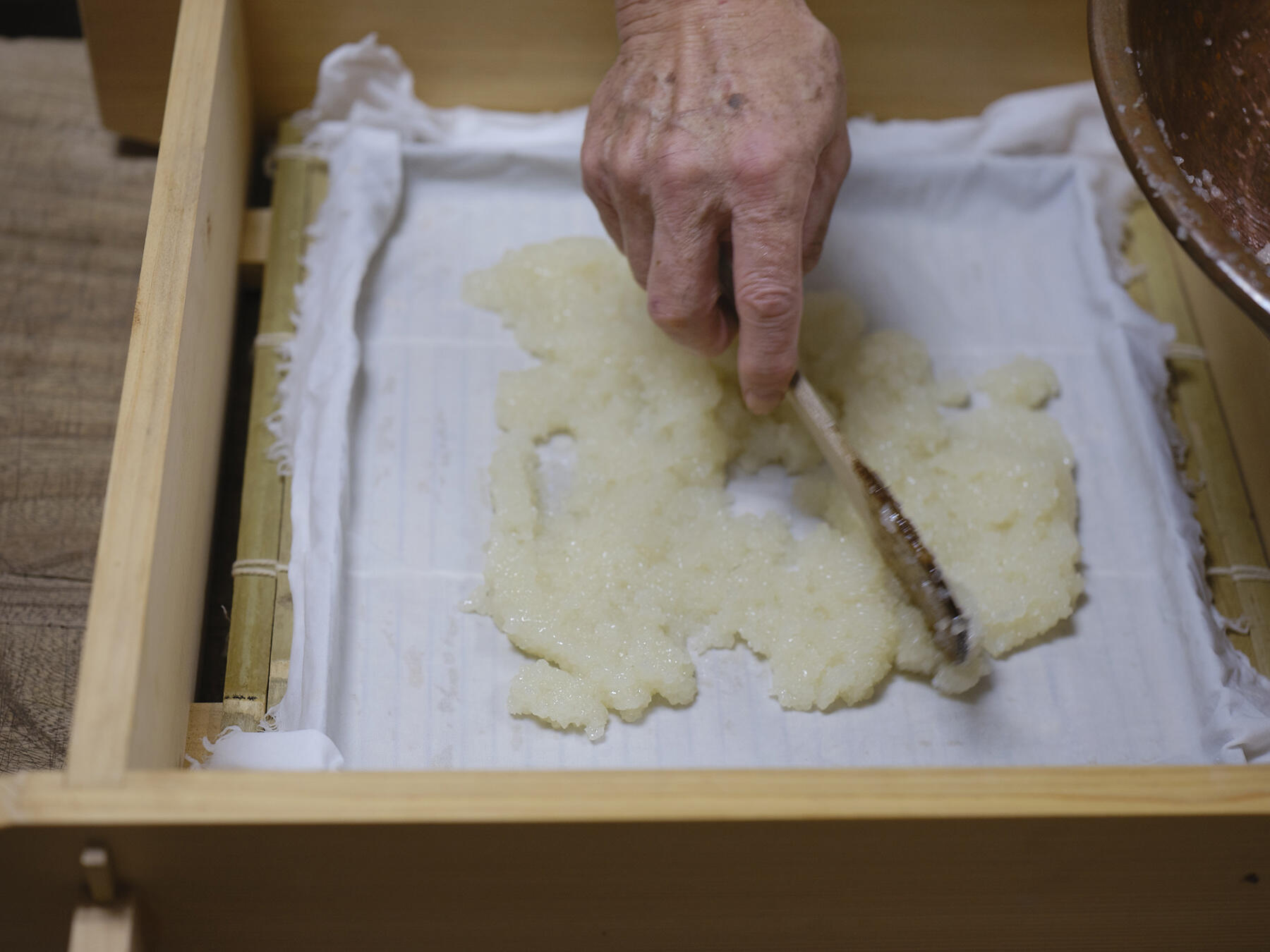 せいろに道明寺を入れる