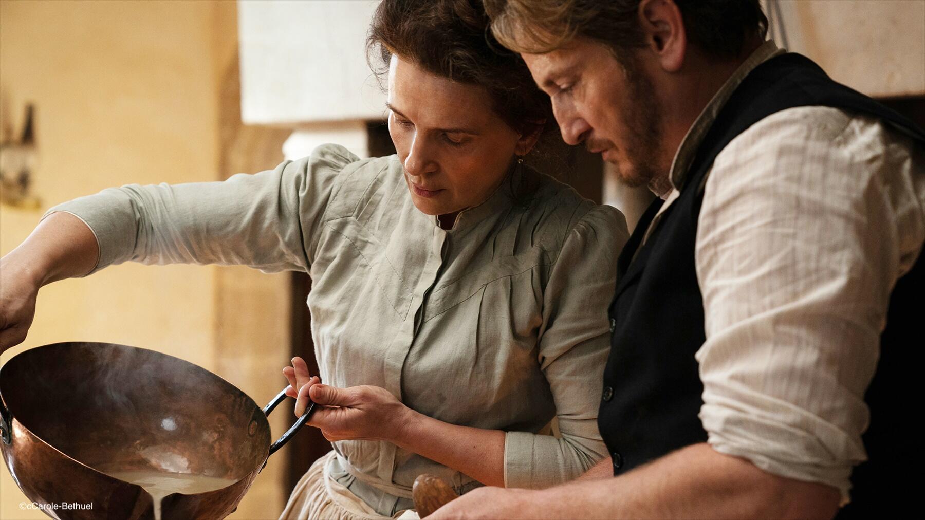 厨房で料理するふたり