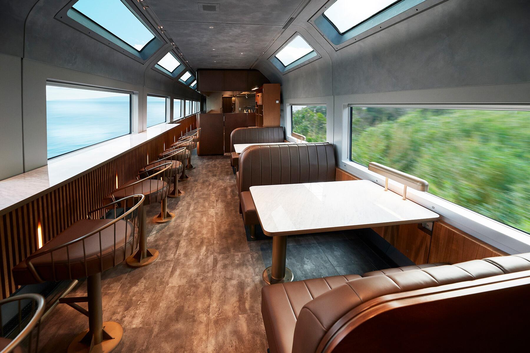 4号車カフェテリア全景