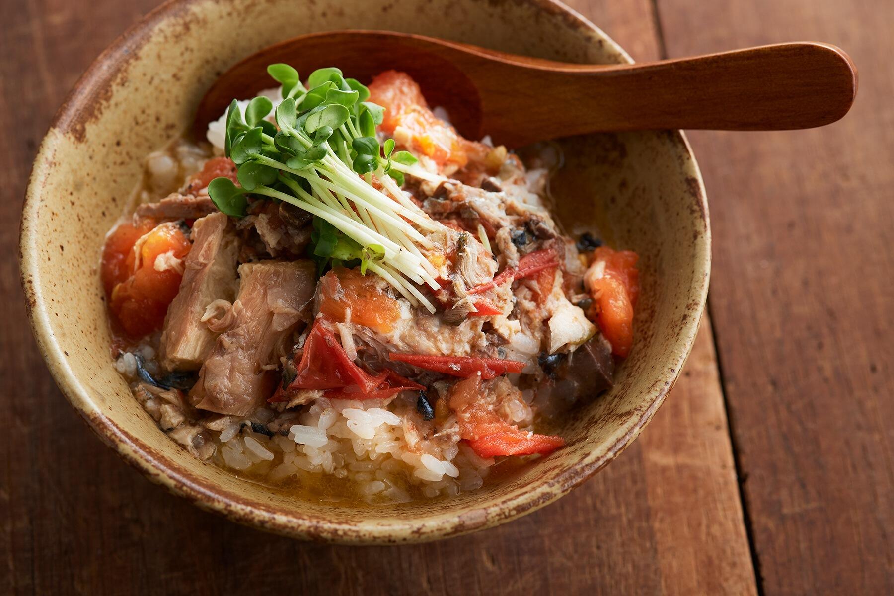 旨味と酸味が溶け合う“サバ水煮とトマトの汁かけ丼”