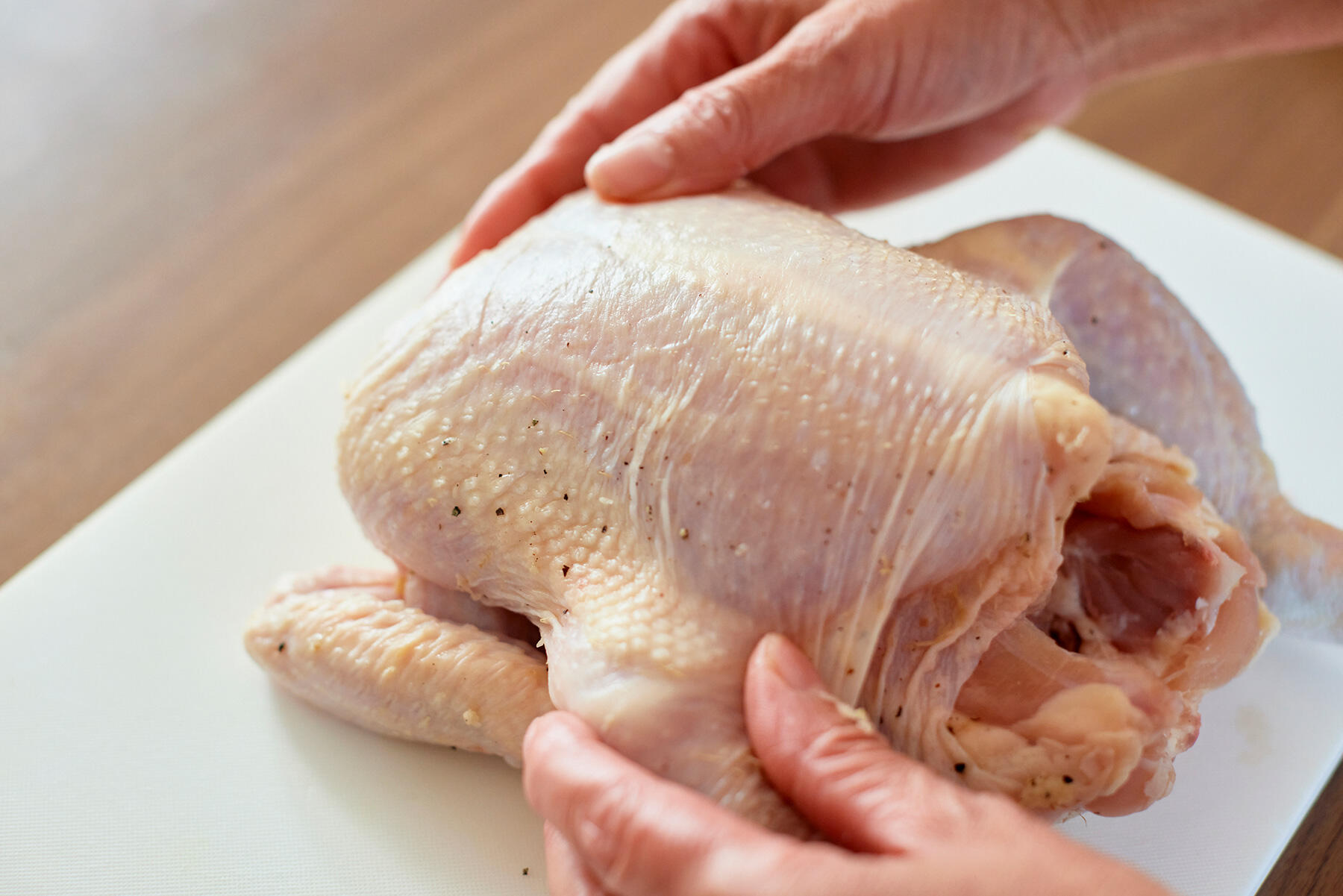 丸鶏に下味をつける