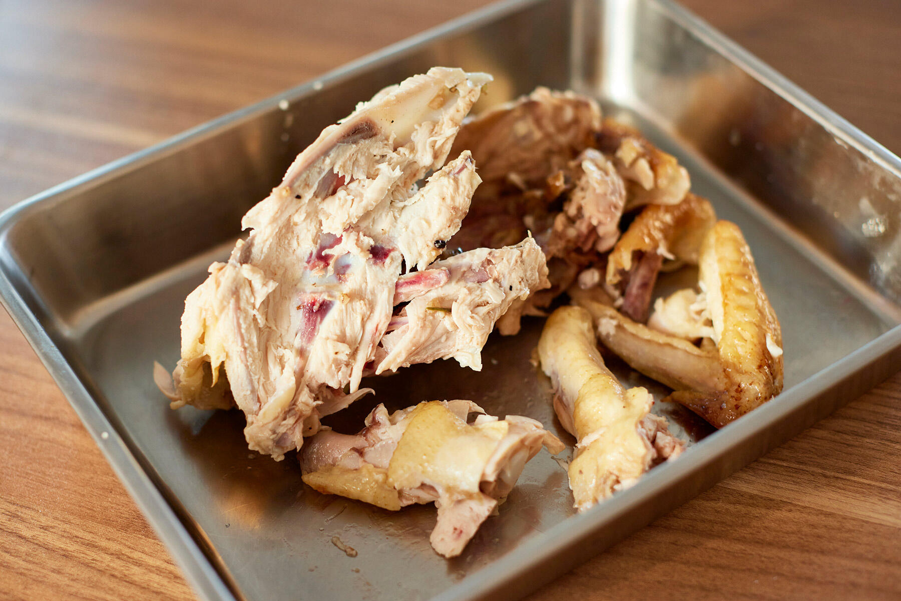 チキンを粗く裂く